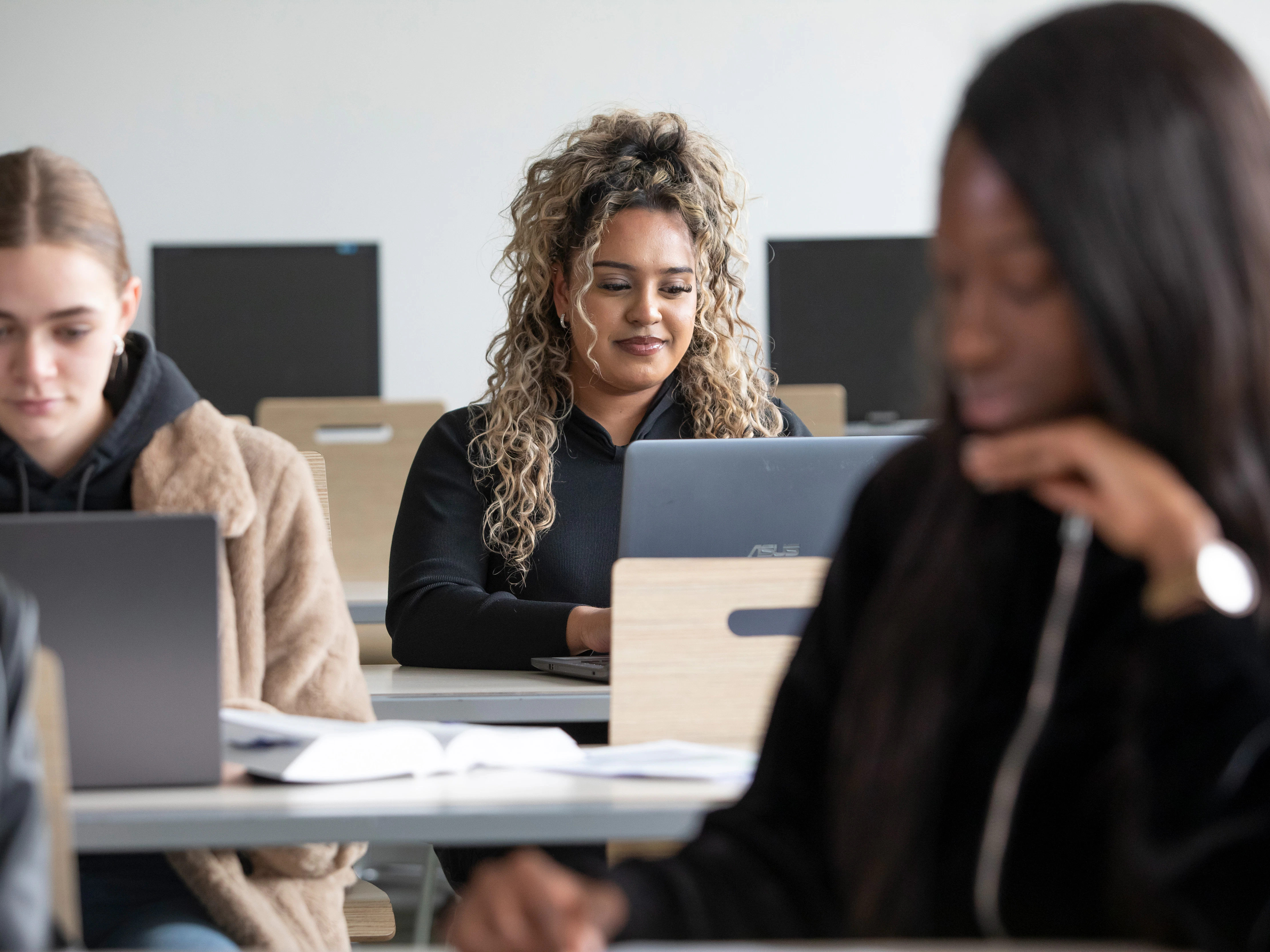 Student zit achter een laptop