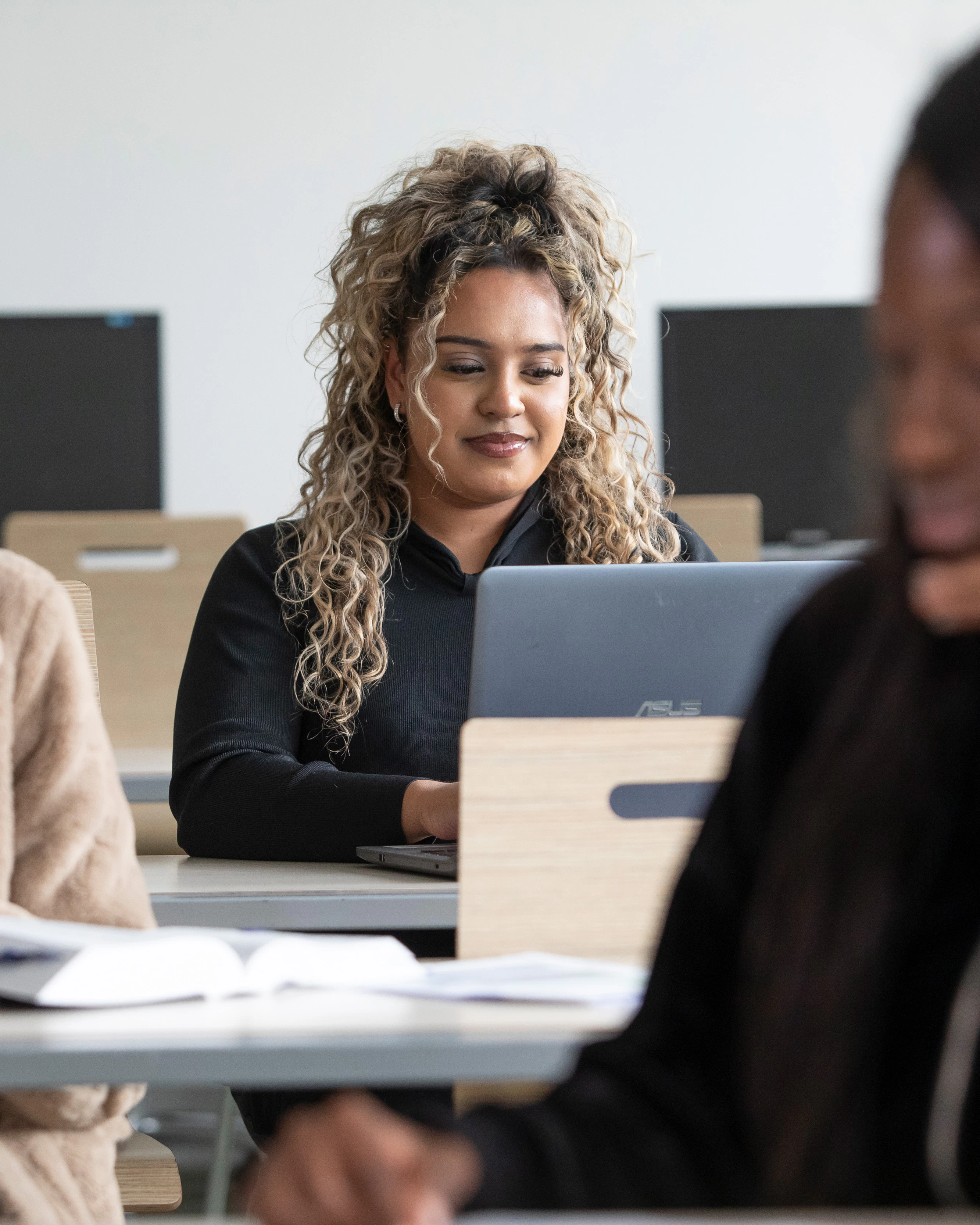 Student achter een laptop