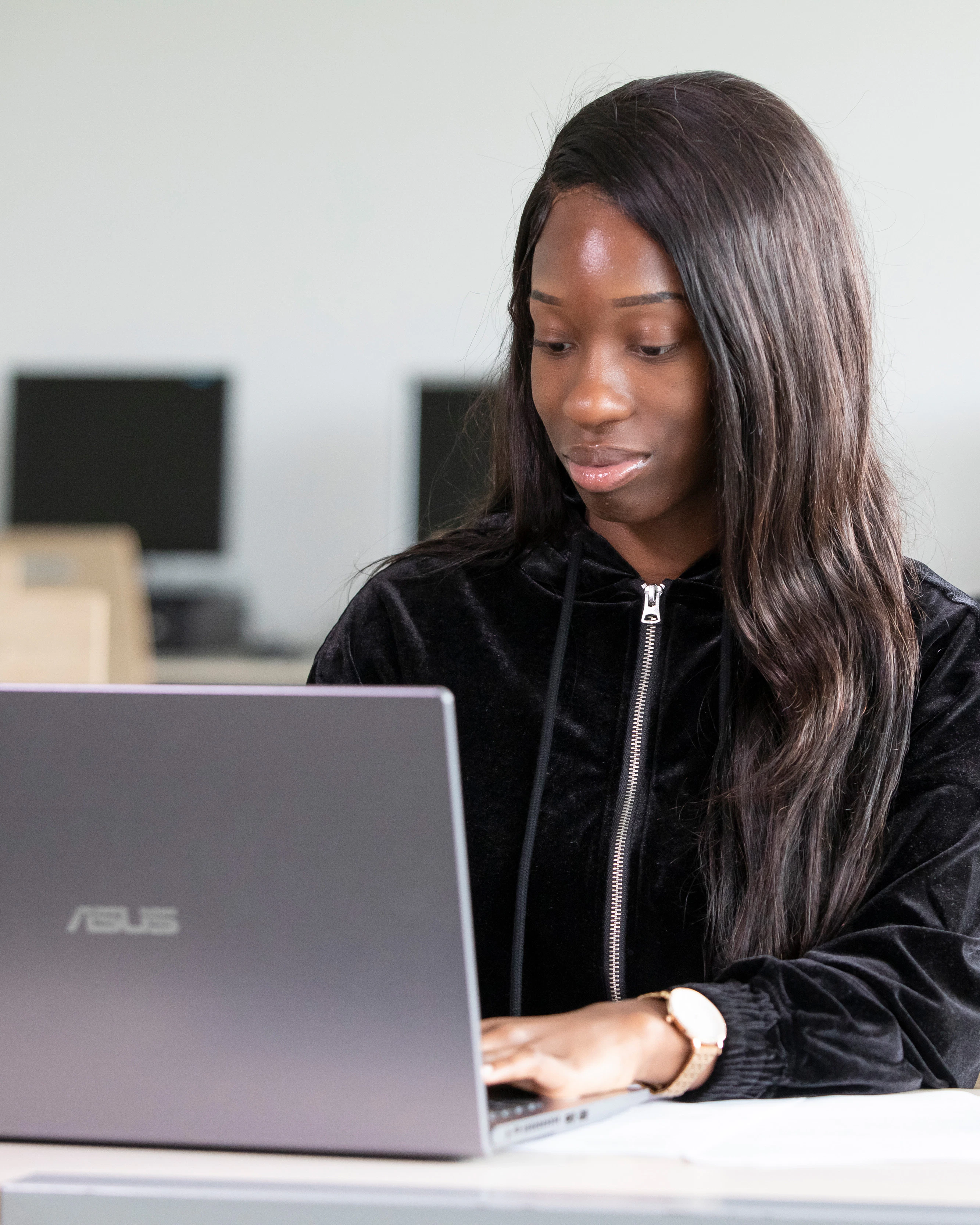 Student werkt achter laptop