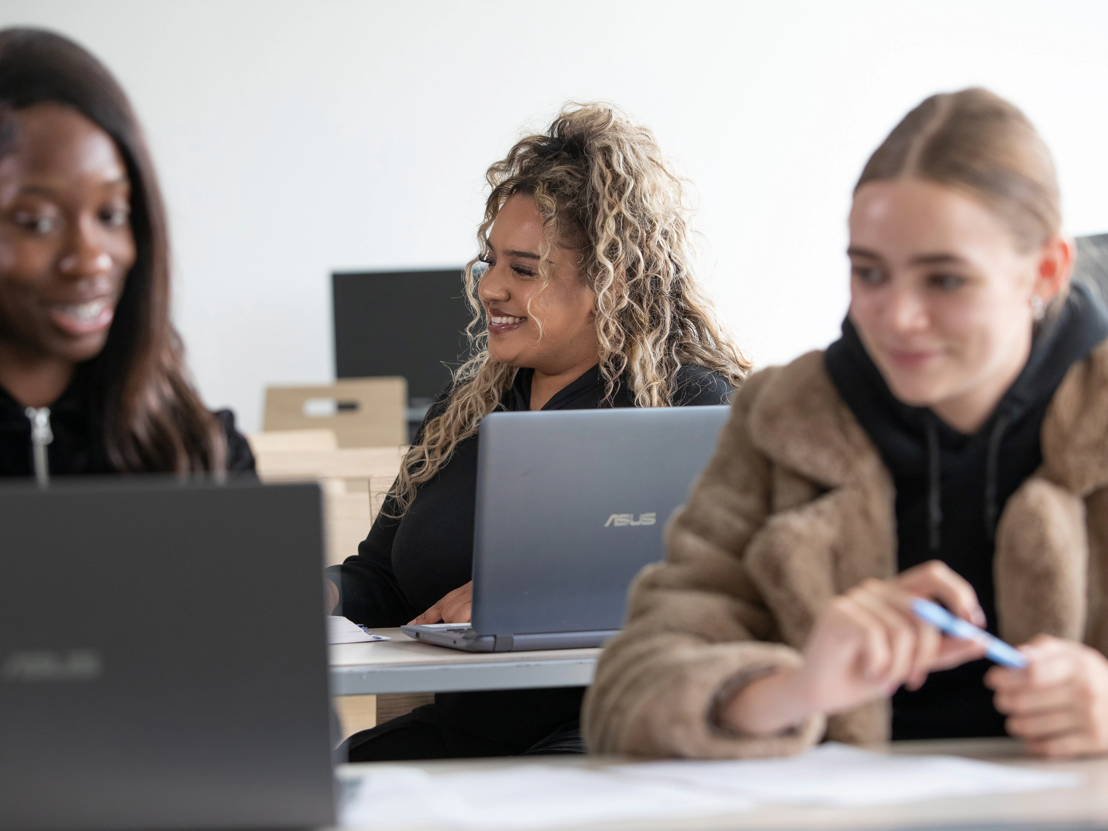 Student zit achter een laptop