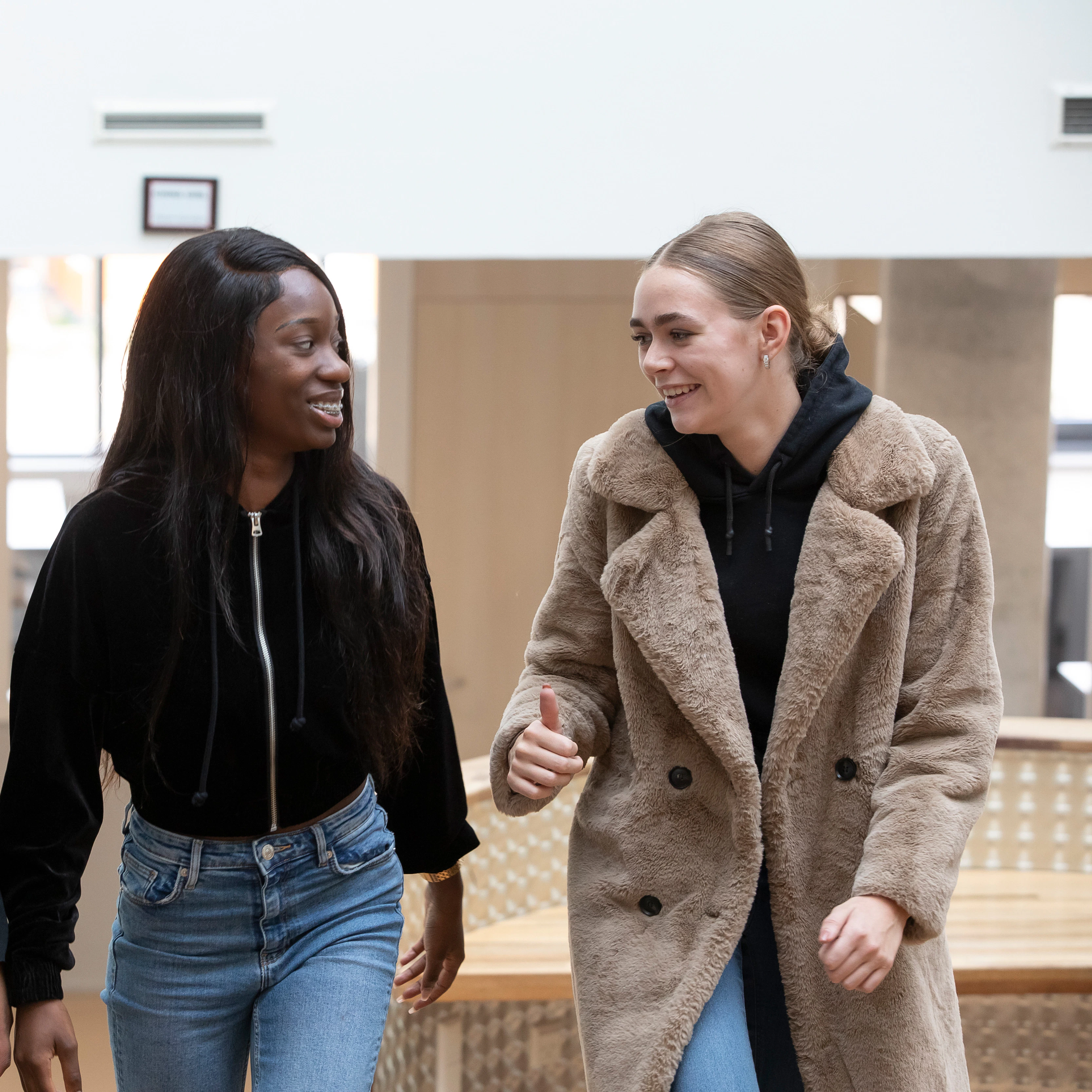 Drie studenten lopen naast elkaar