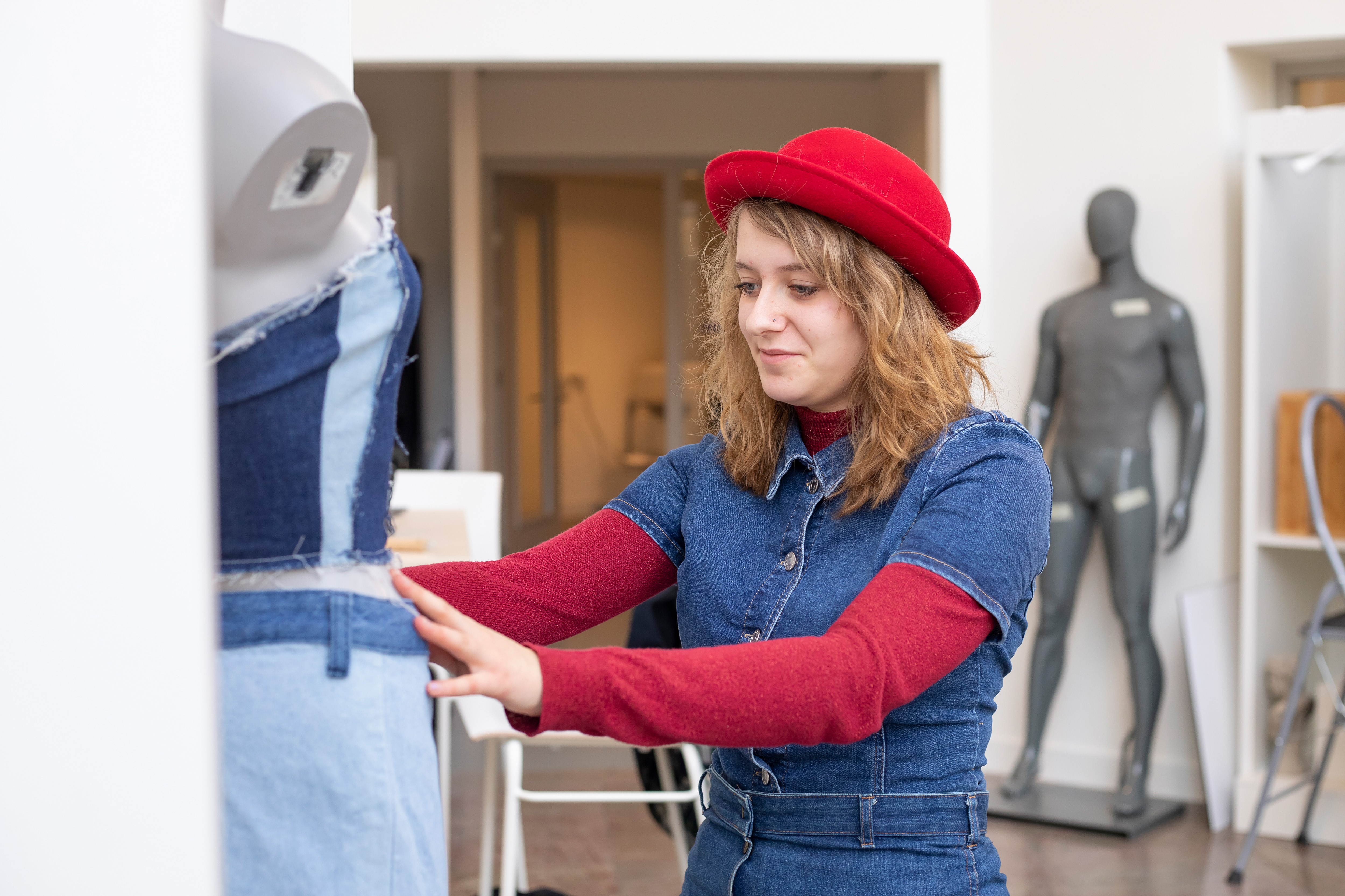 Student zit aan een paspop