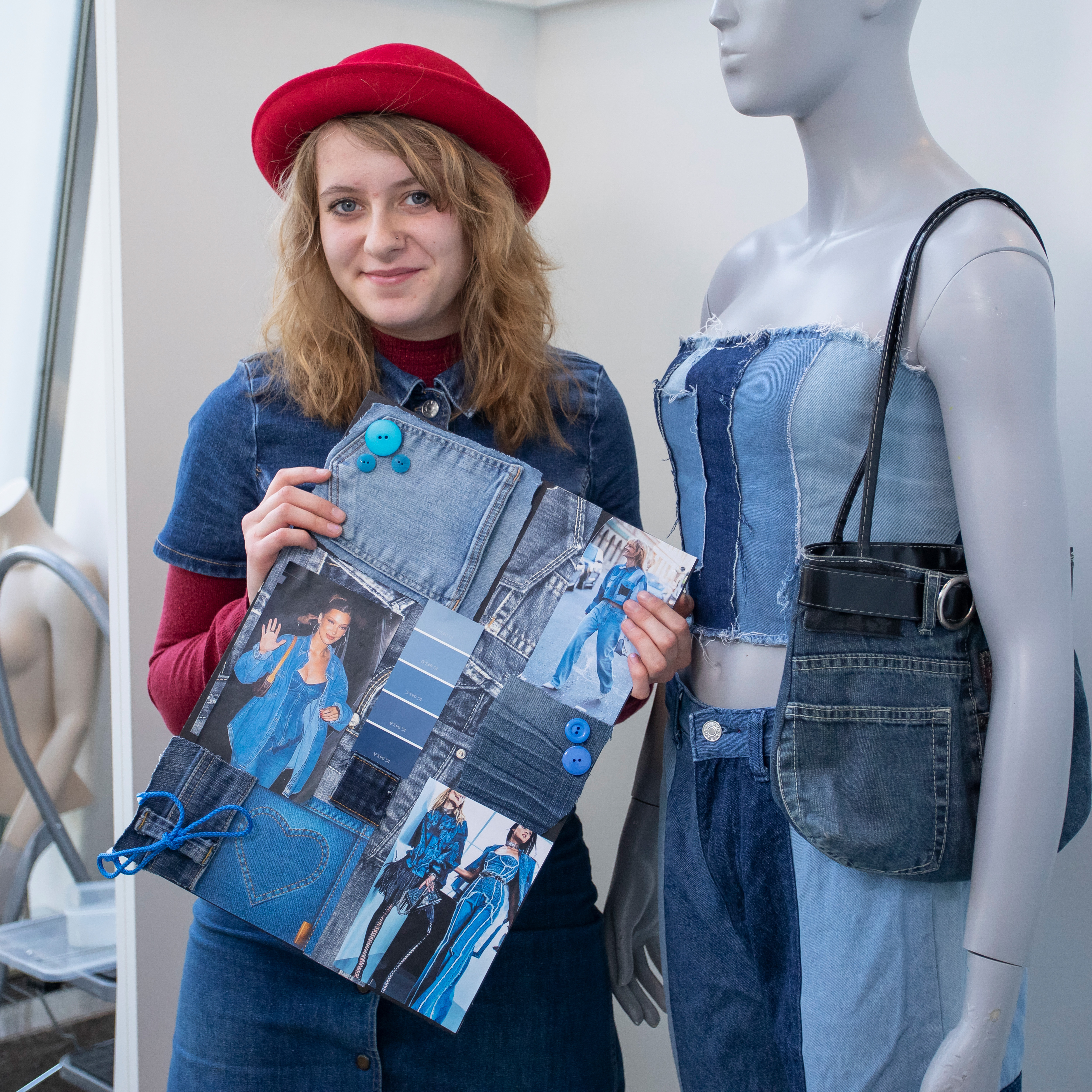 Student poseert voor de camera met een pagina vol schetsen