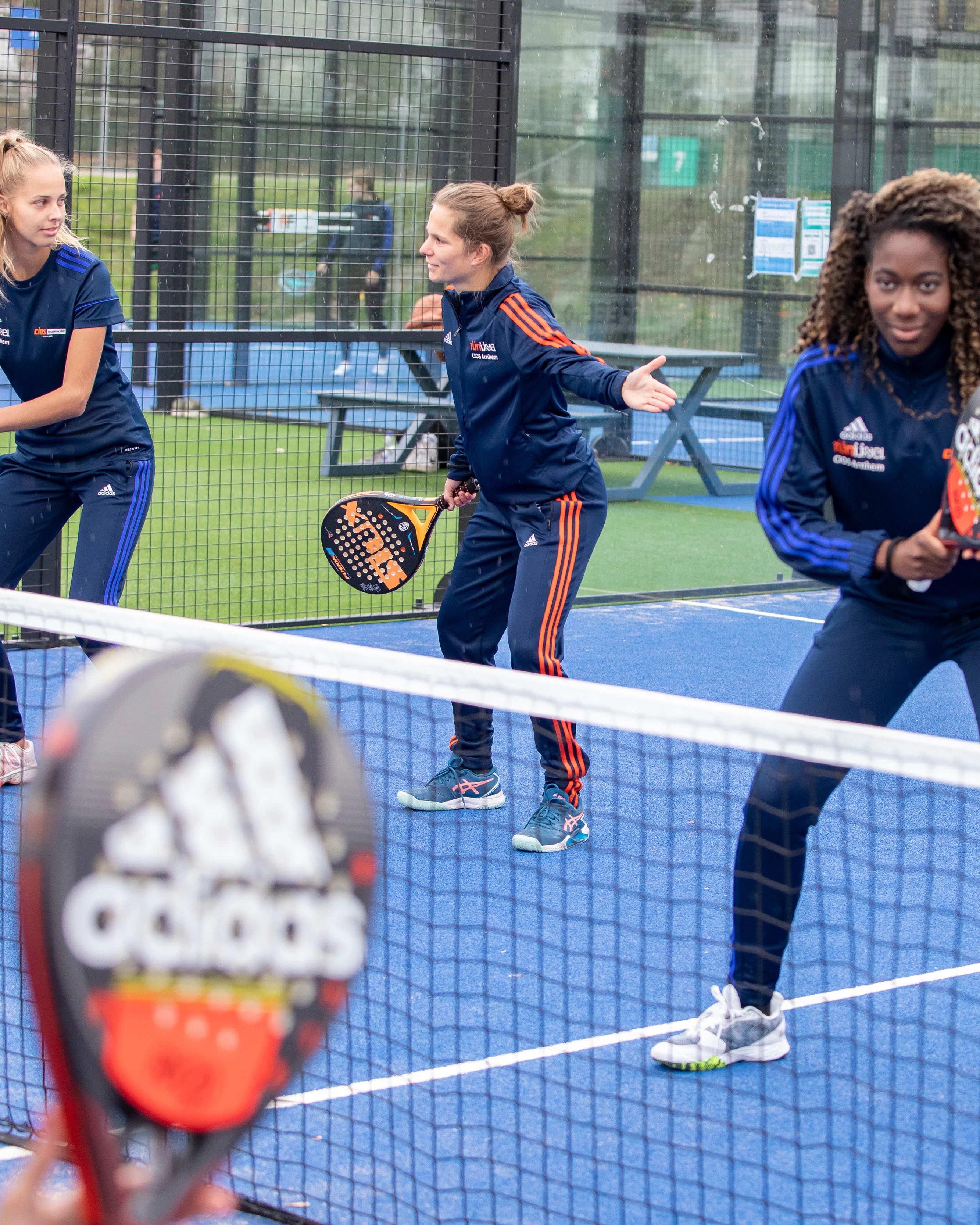 Student is aan het padellen