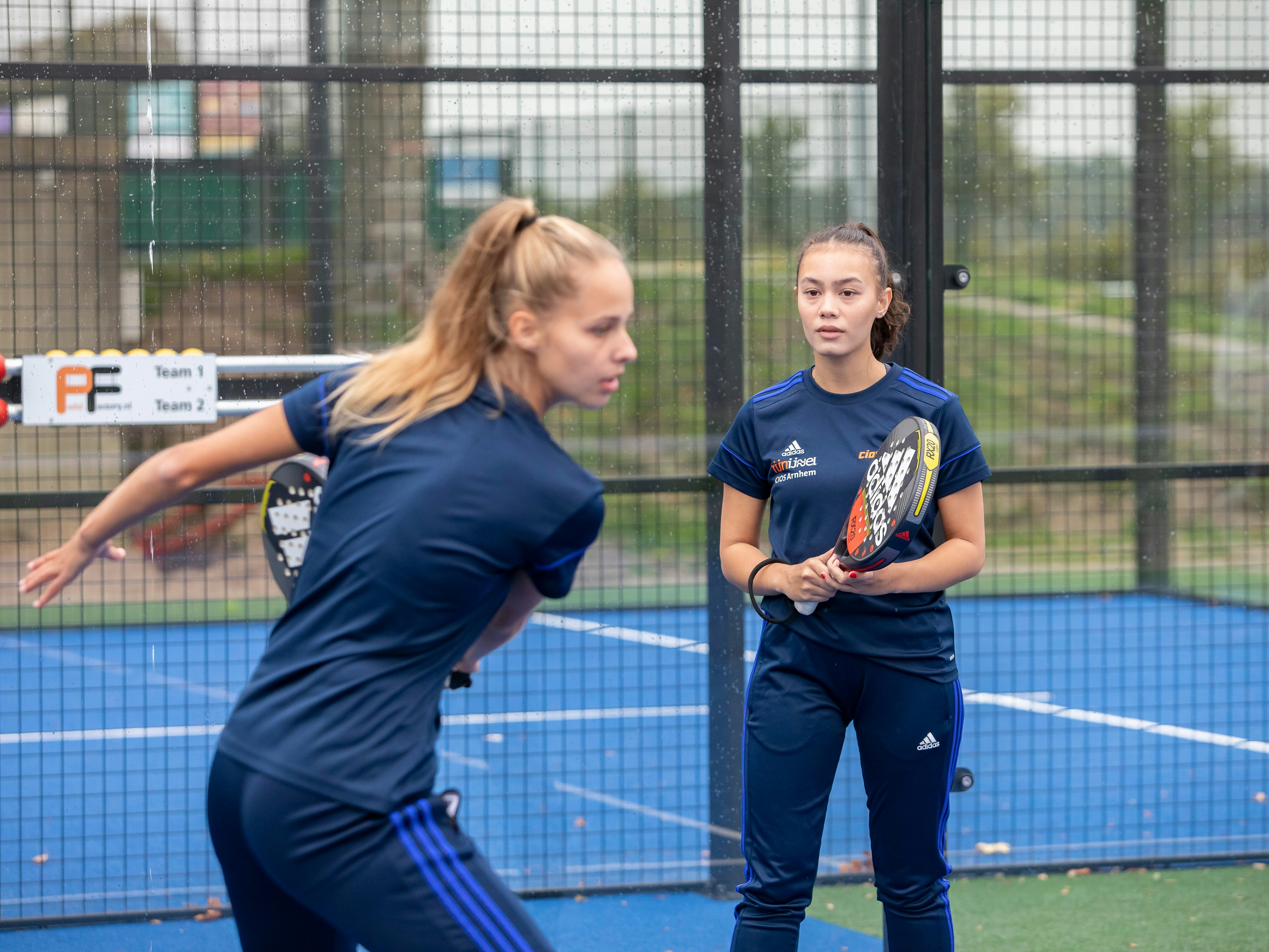 Student is aan het padellen