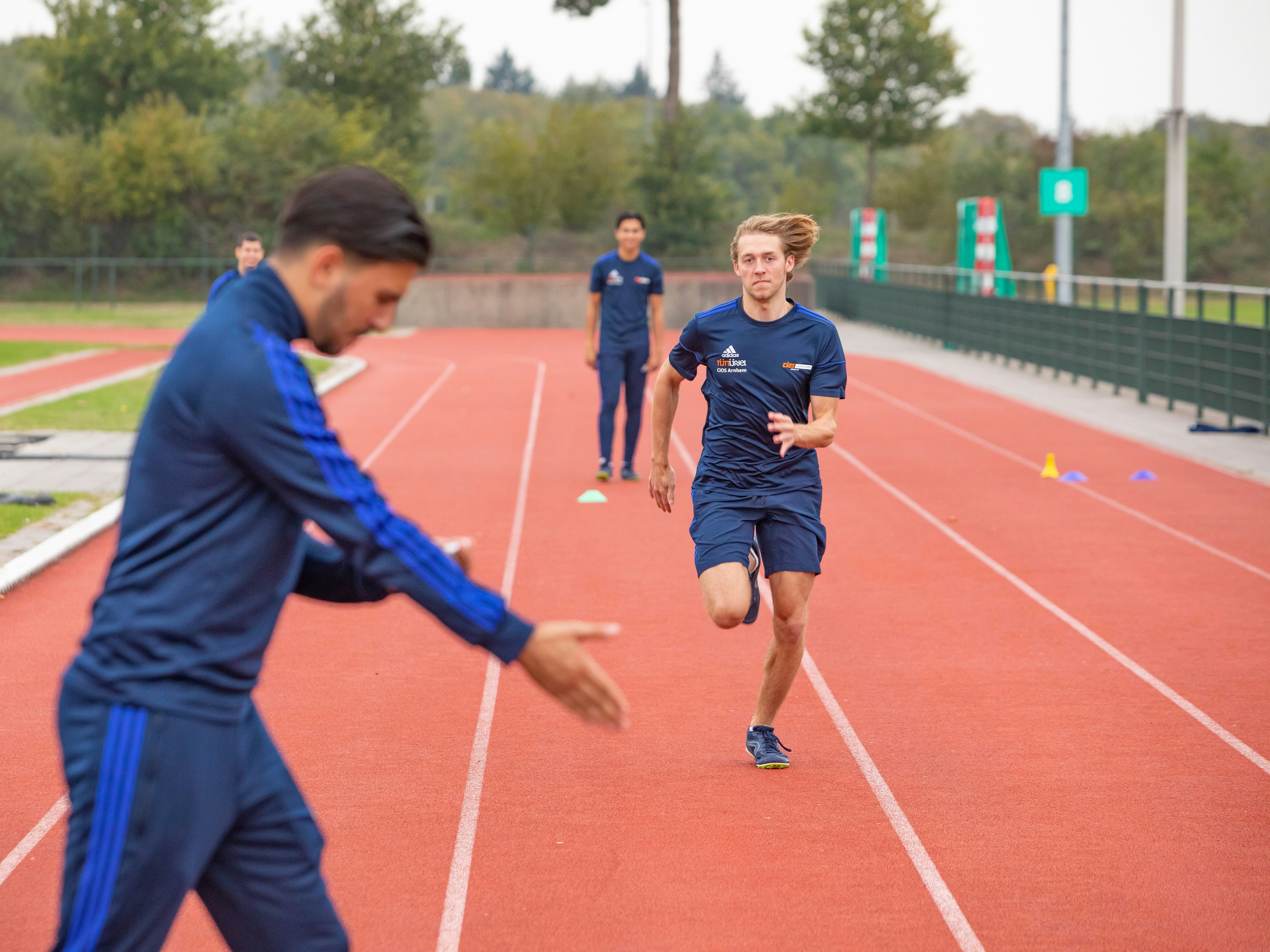 Student rent op een atletiekbaan