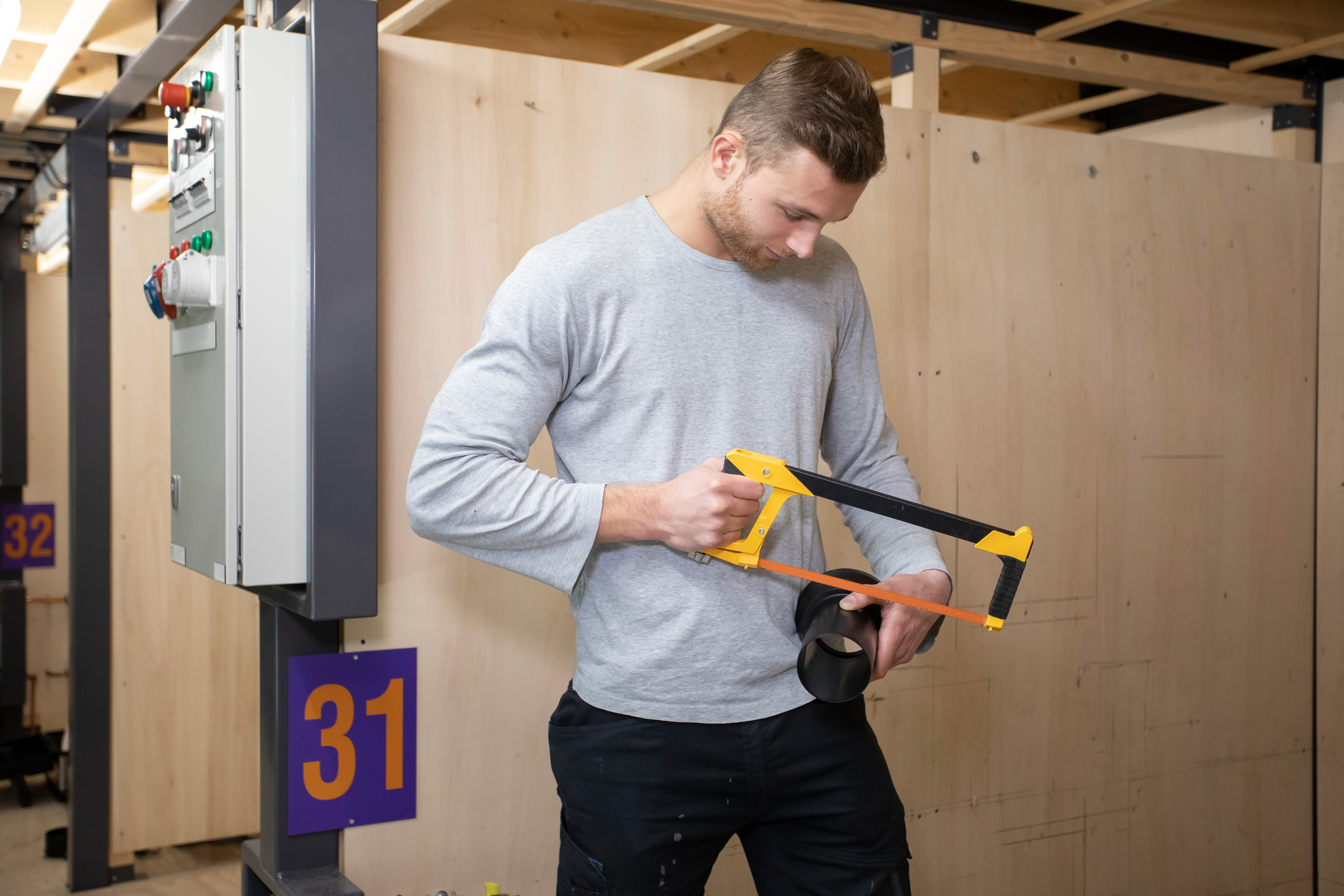 Jongen houdt zaag vast