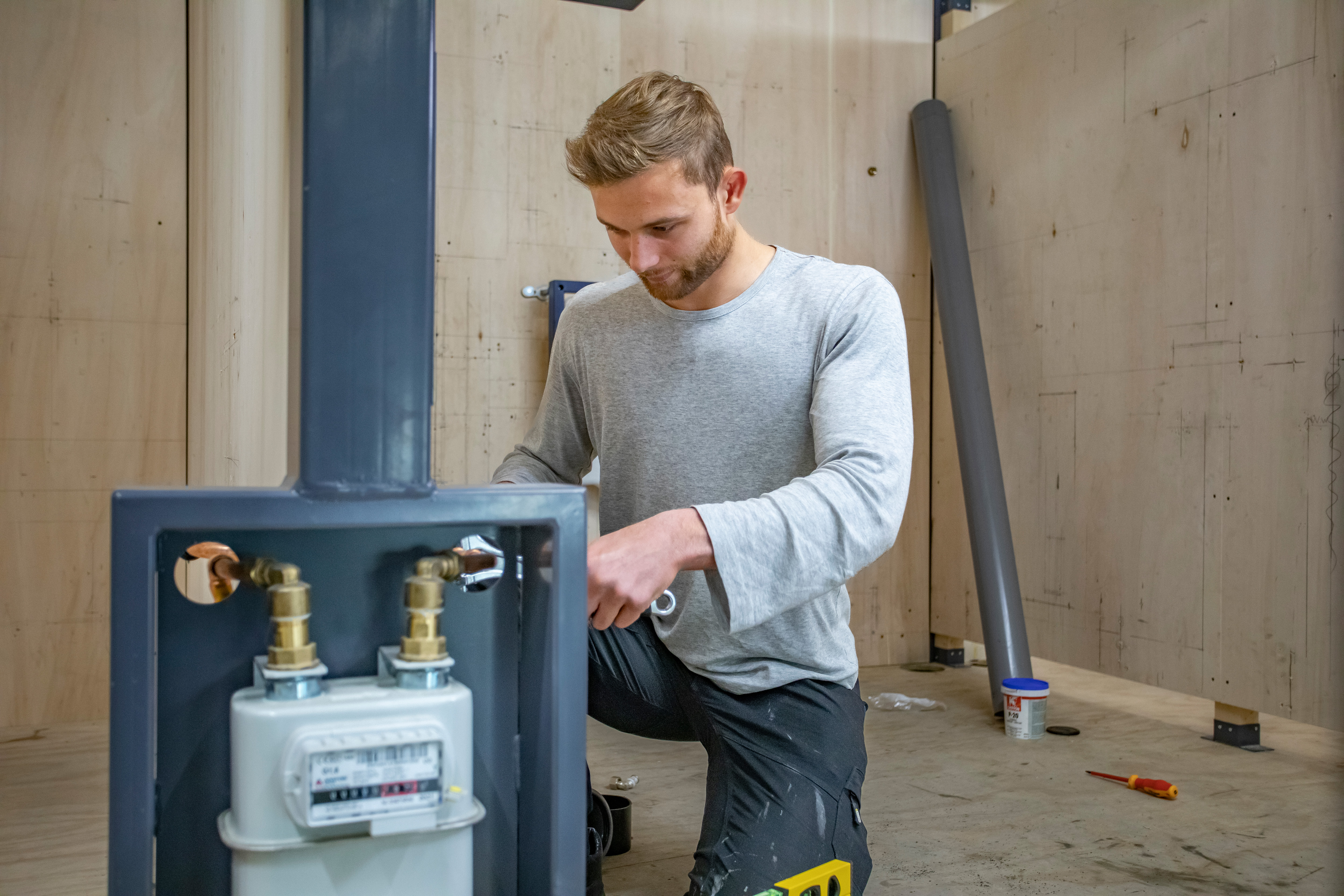 Student is bezig met installatietechniek