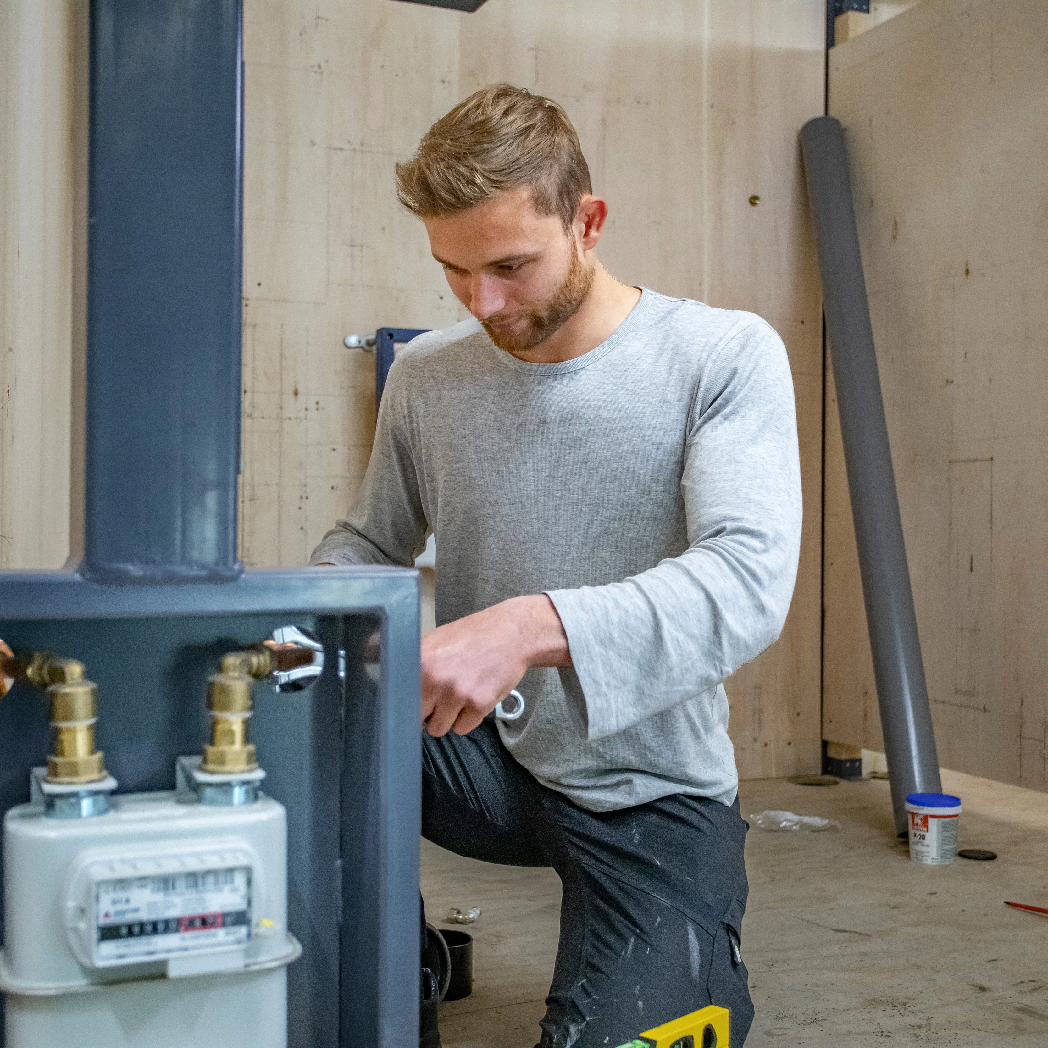 Student is bezig met installatietechniek