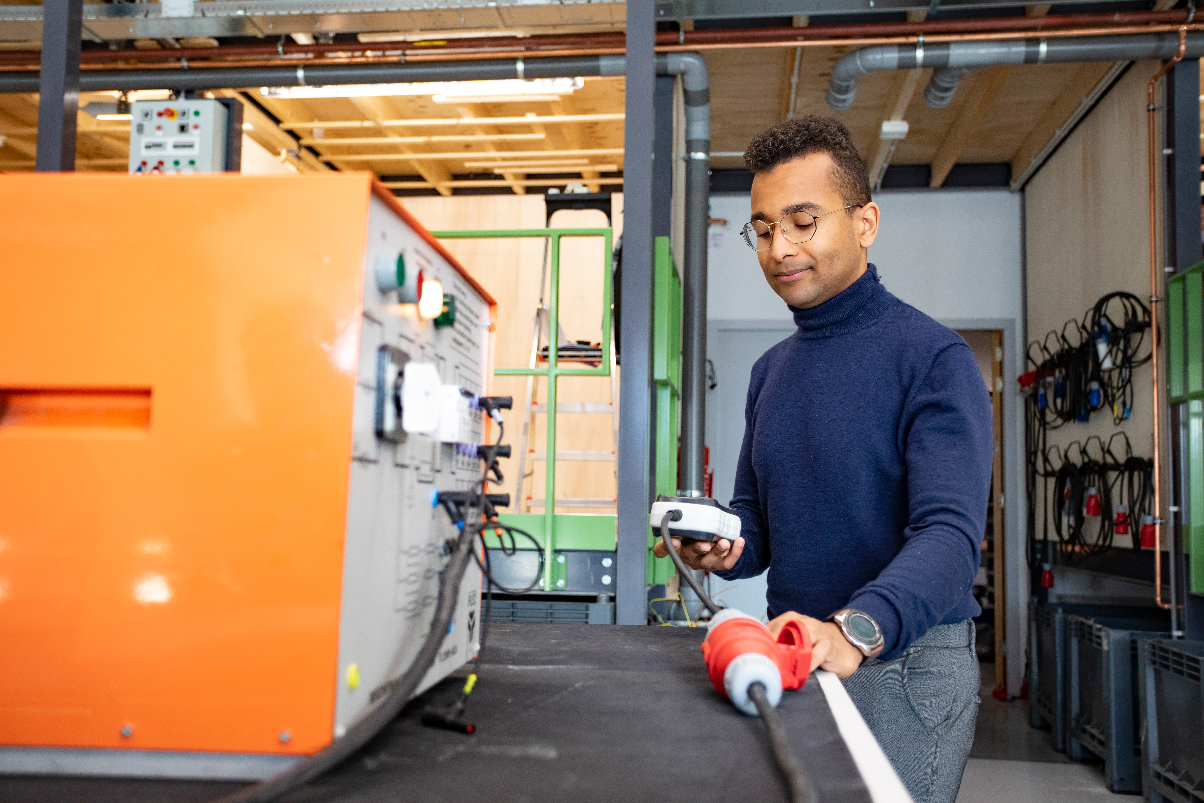 Student heeft een stroomkabel in de hand