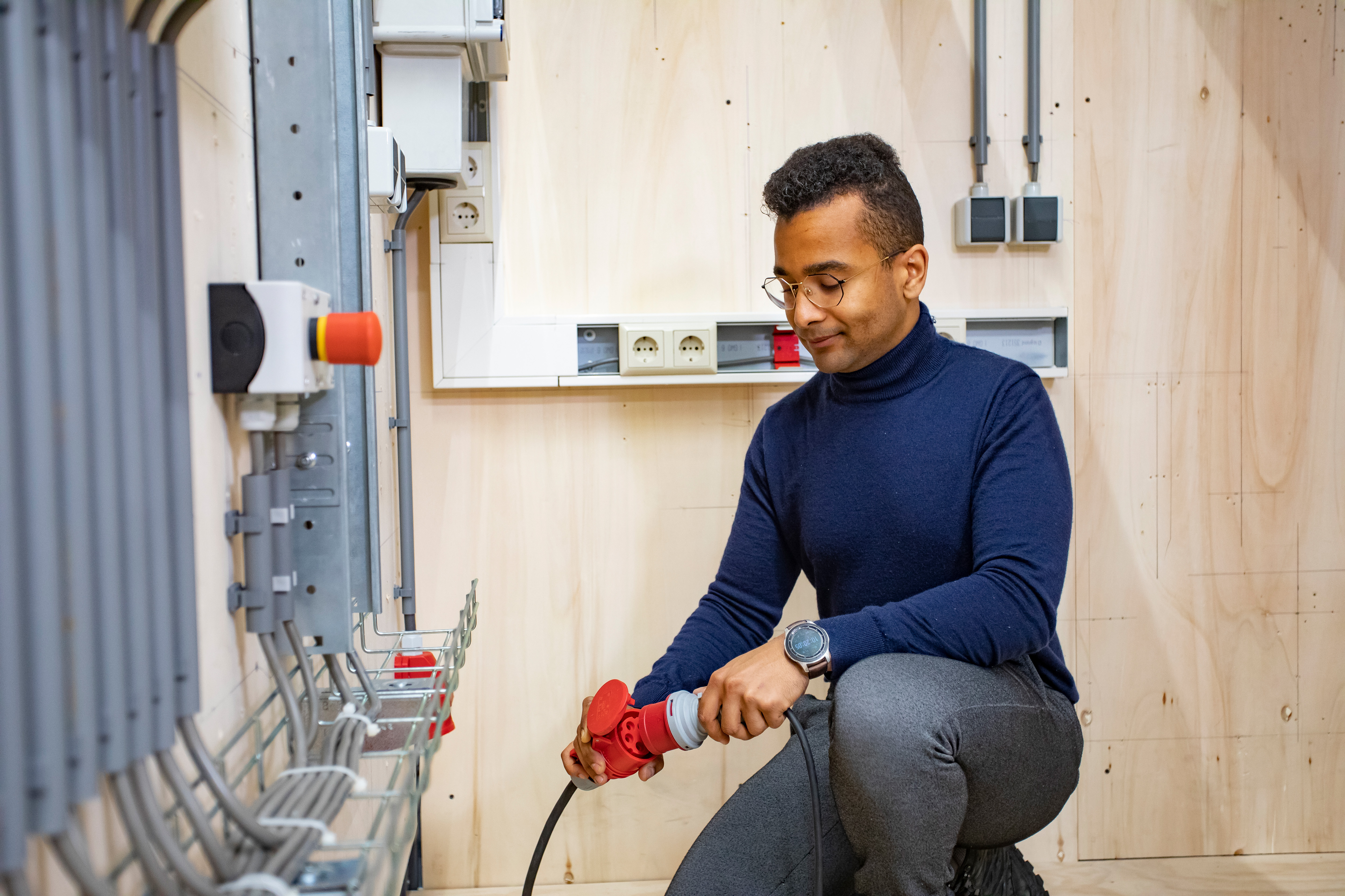 Jongen houdt kabels vast