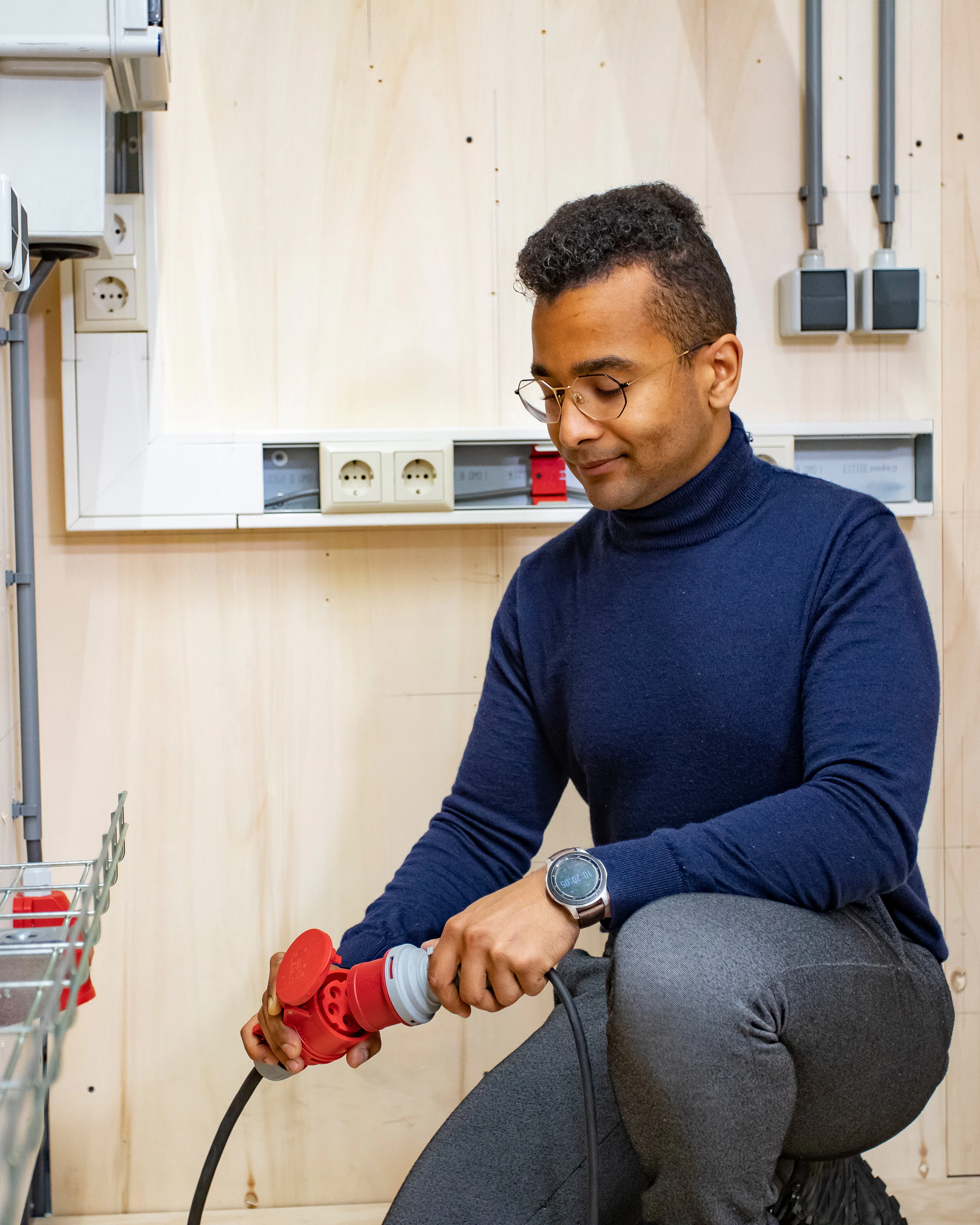 Jongen houdt kabels vast