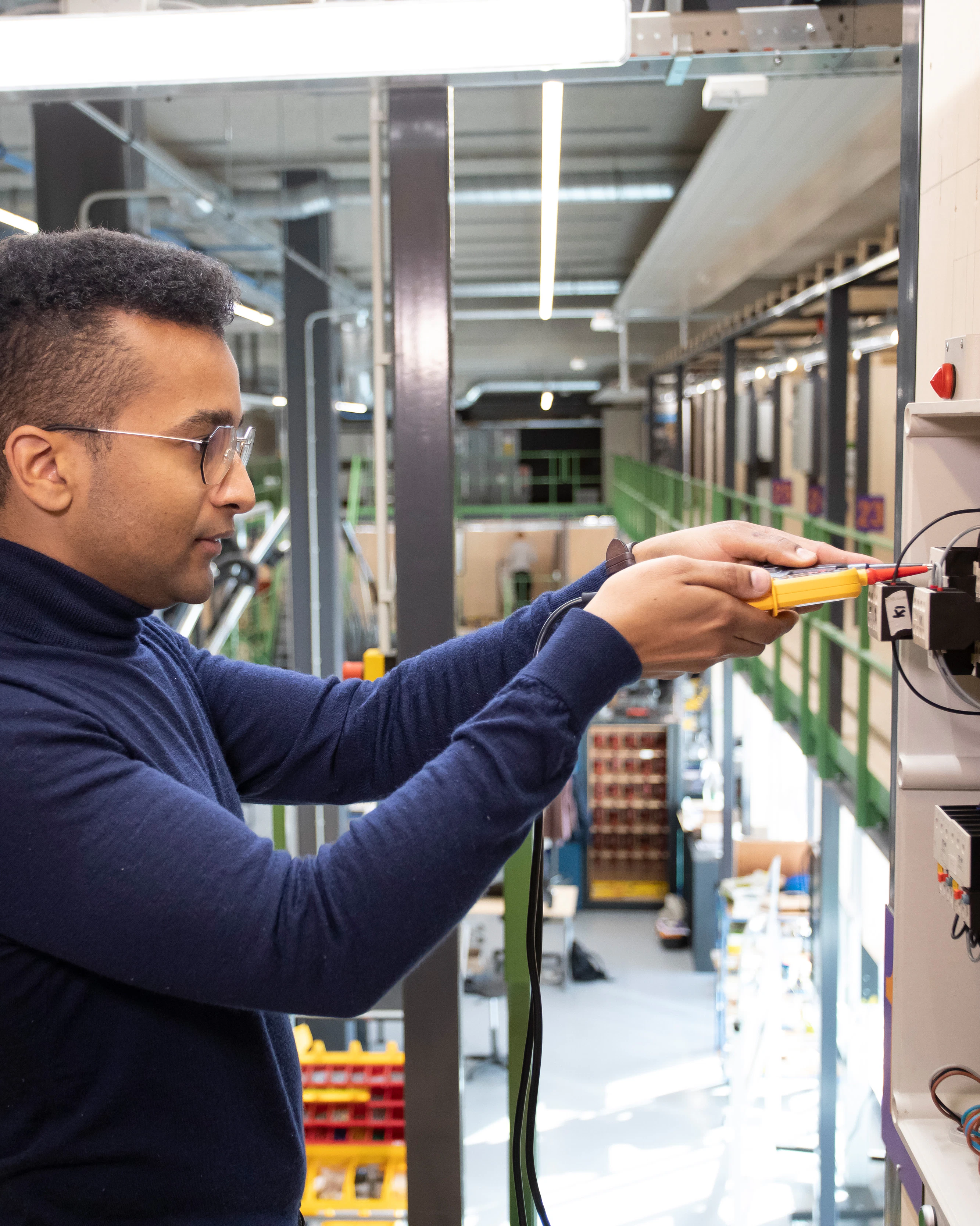 Student draait met een schroevendraaier in een kast