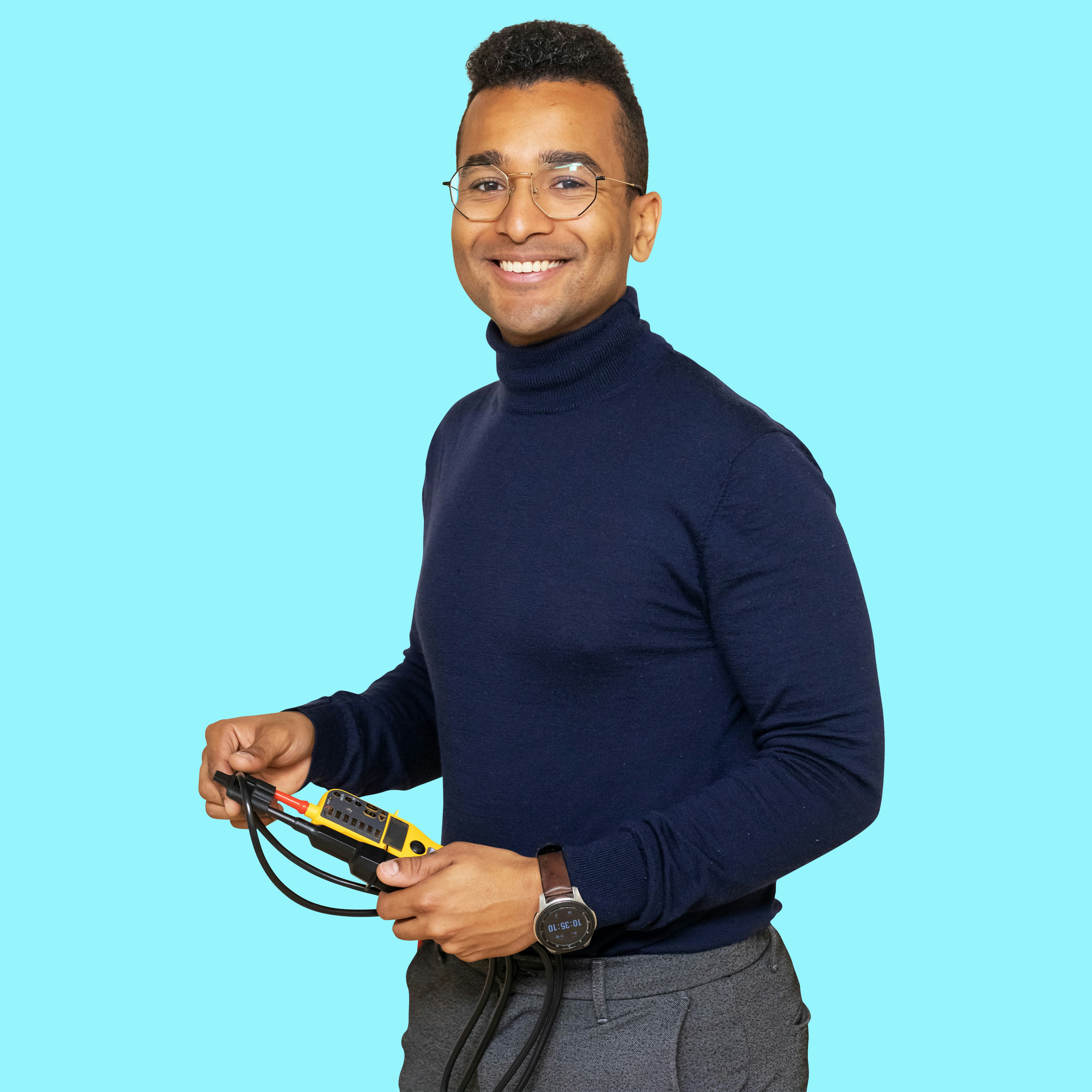 Student in kokskleding houdt een pan en een stamper vast