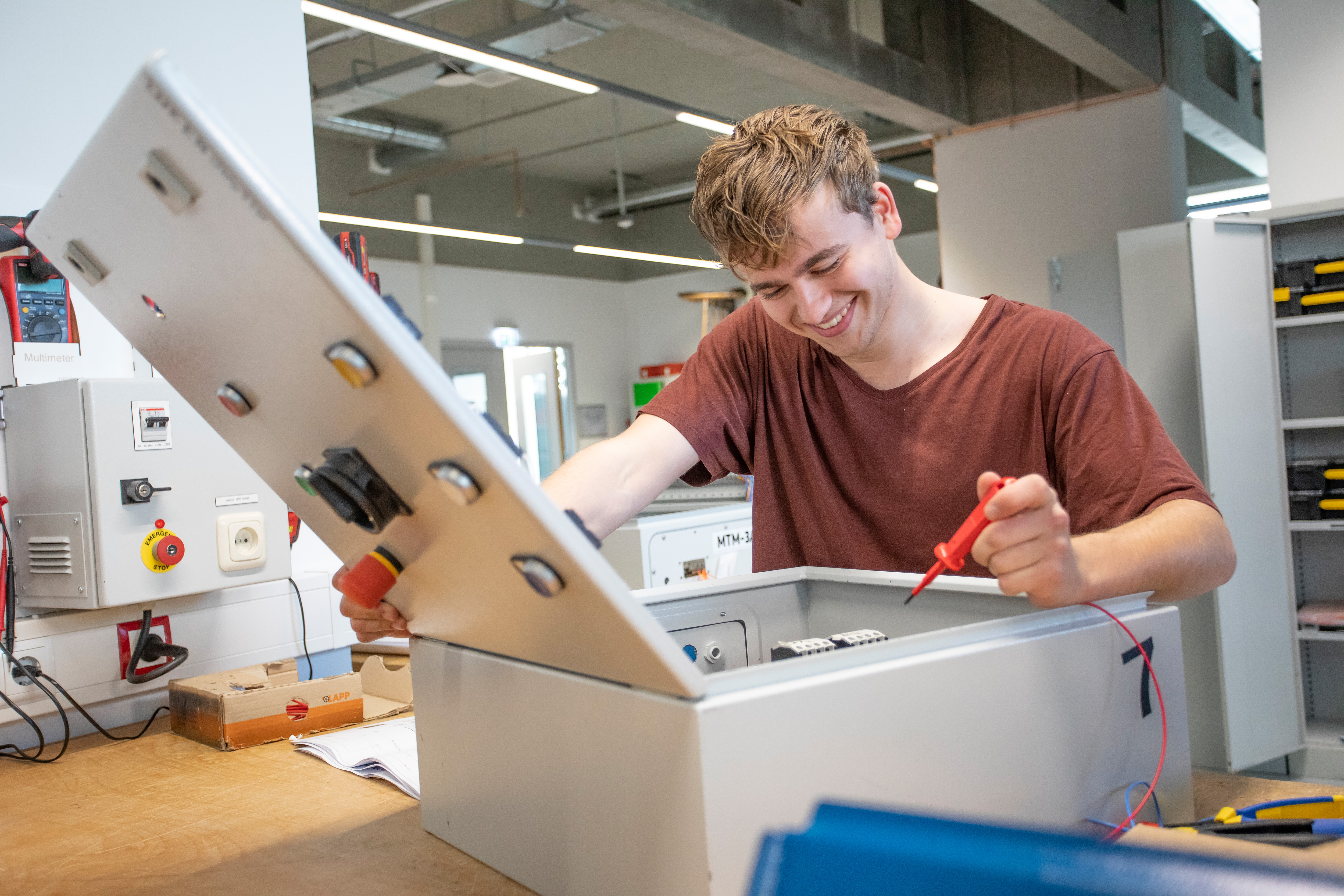 Student kijkt naar mechanische installatie
