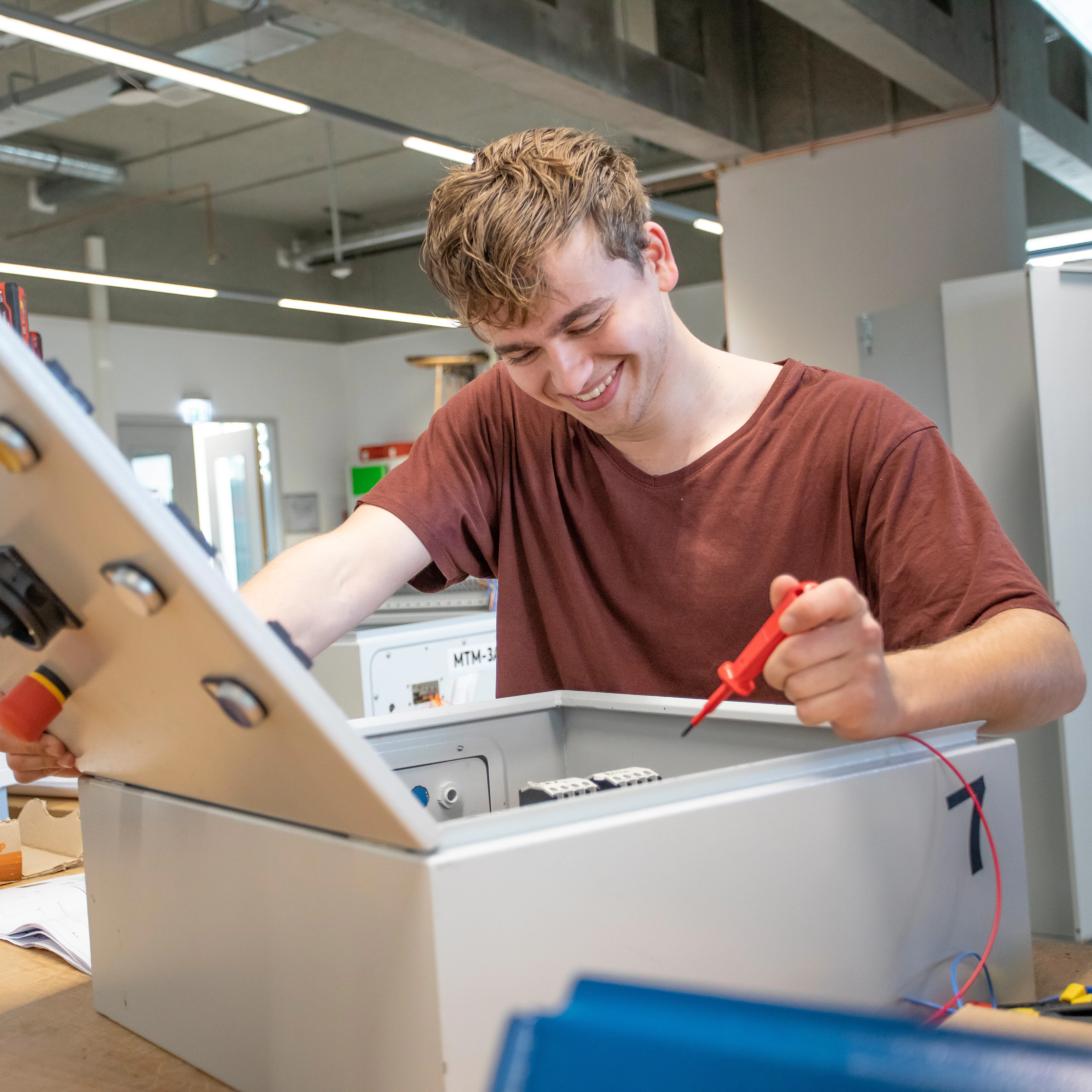 Jongen met metalen constructie bezig