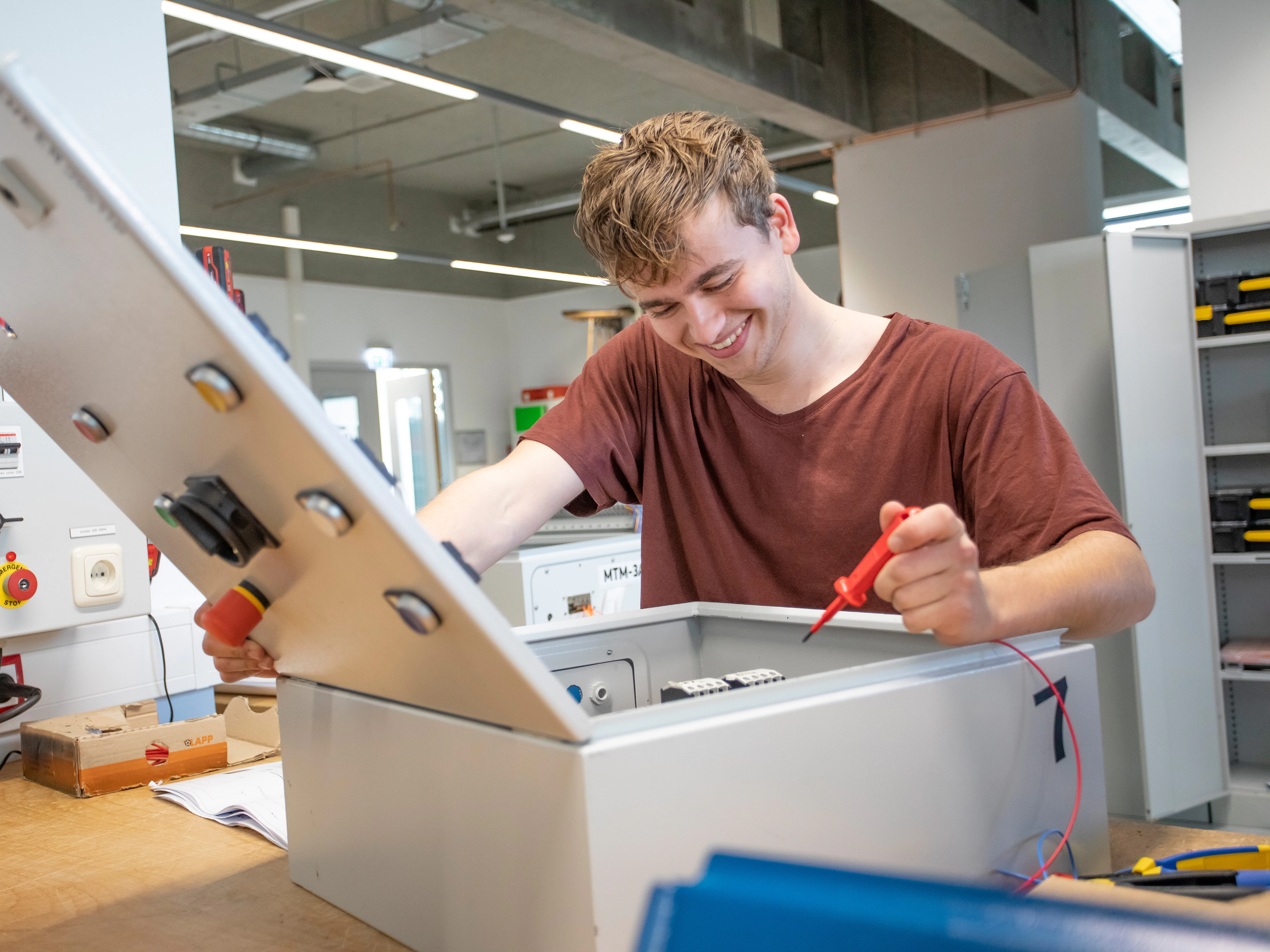Student kijkt naar mechanische installatie