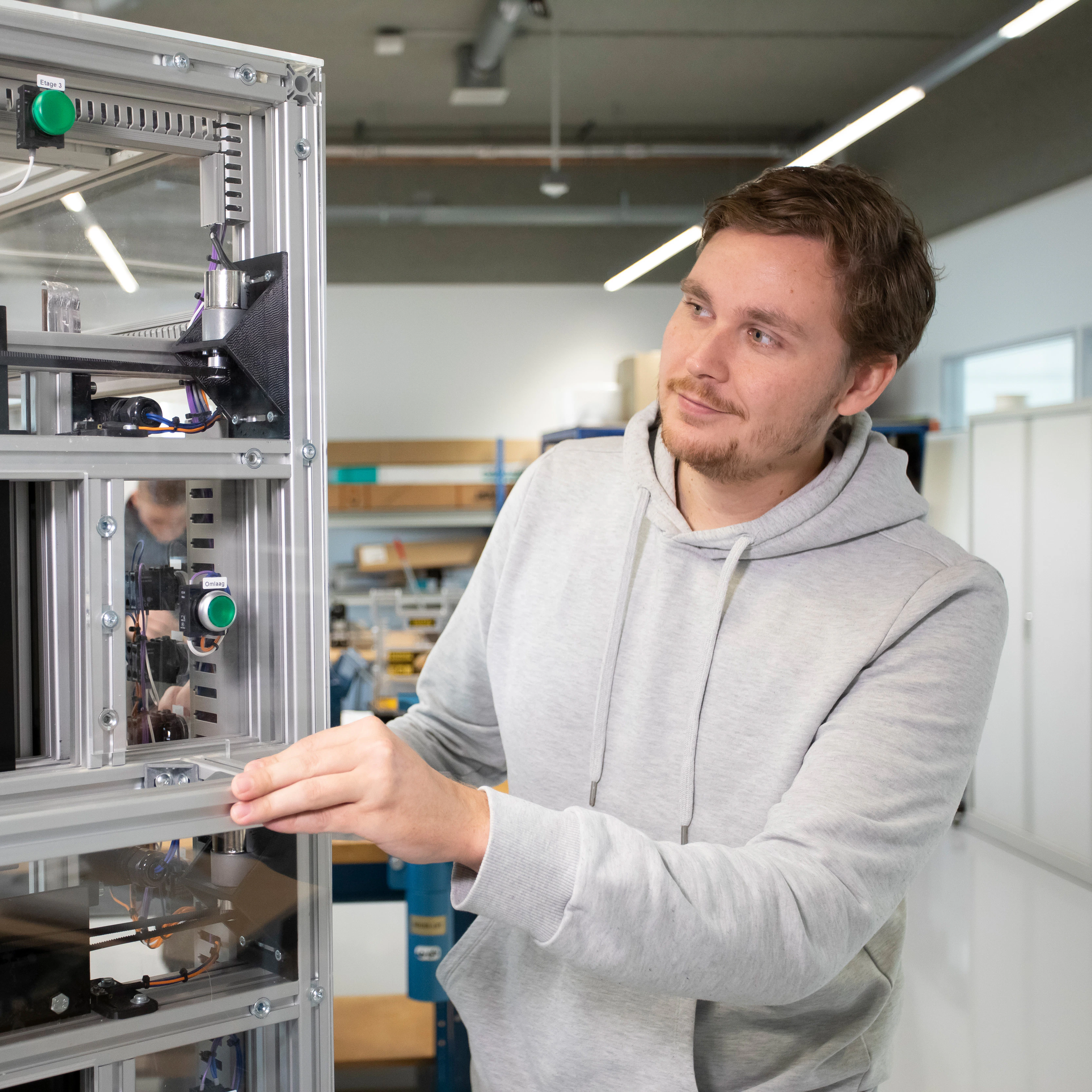 Jongen kijkt naar mechanische installatie