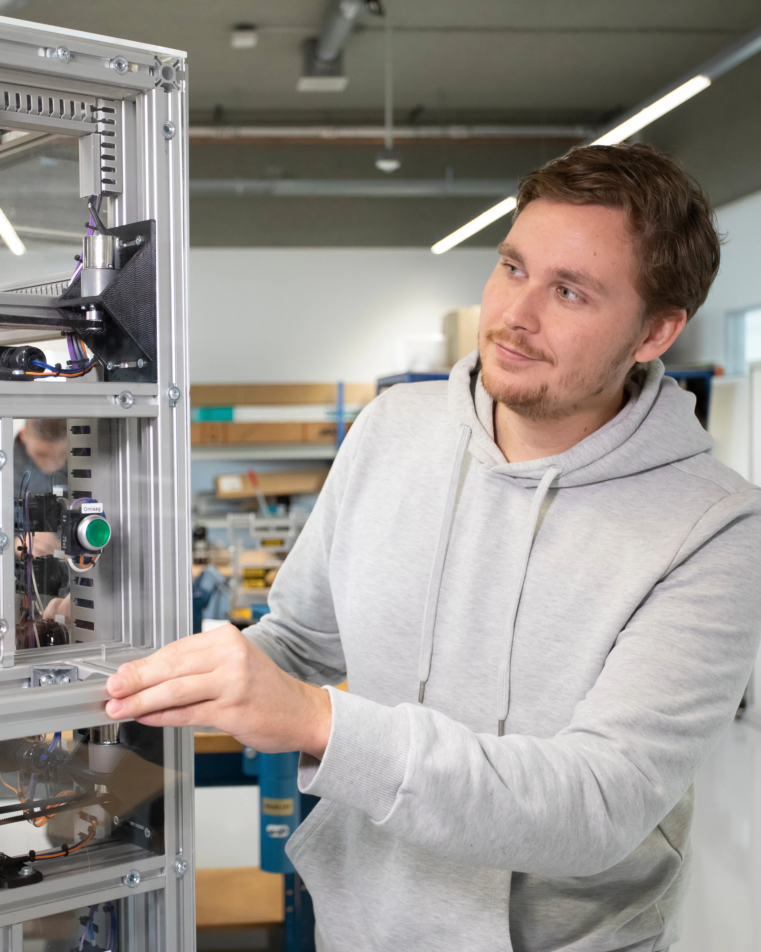 Jongen kijkt naar mechanische installatie