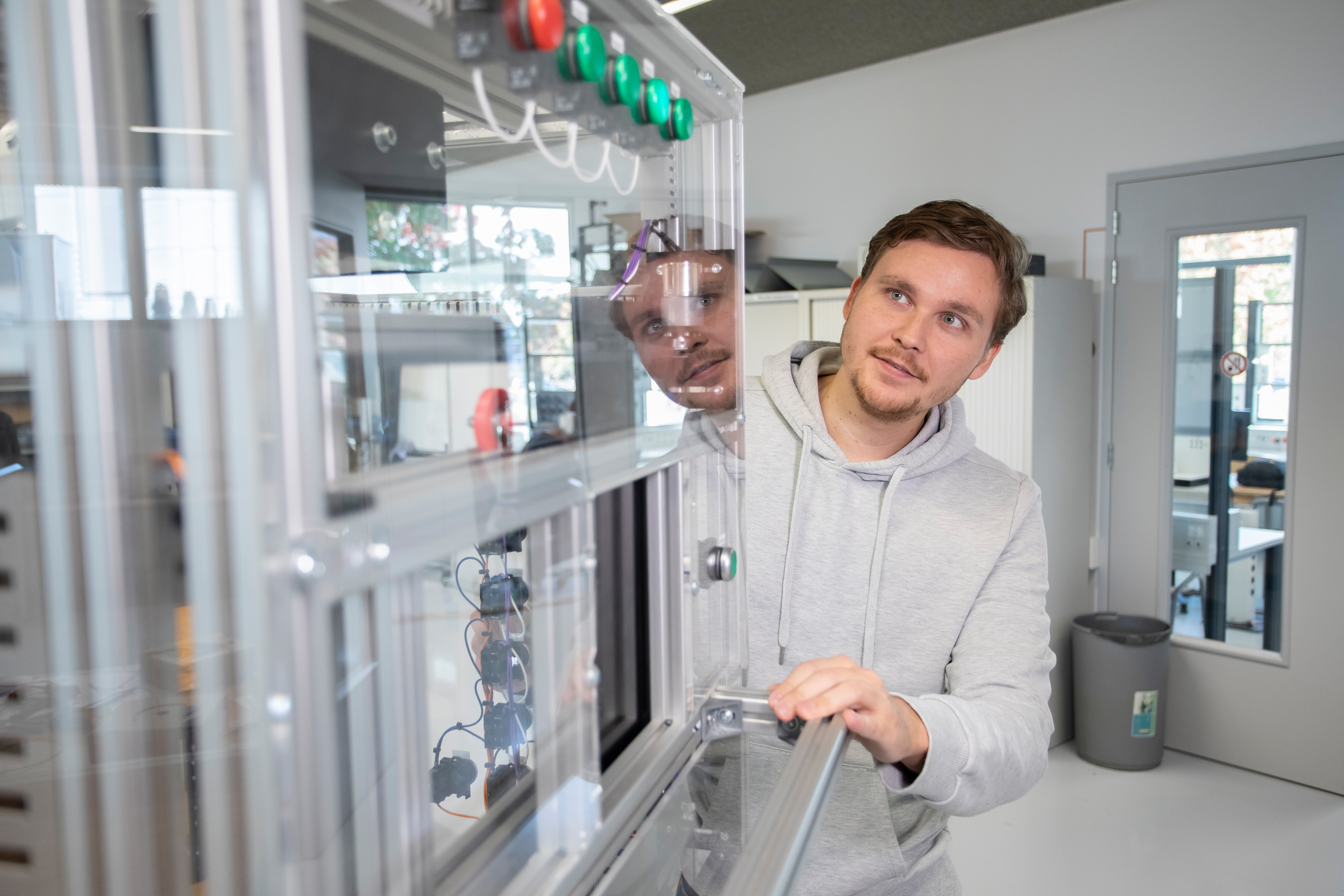 Student kijkt naar mechanische installatie