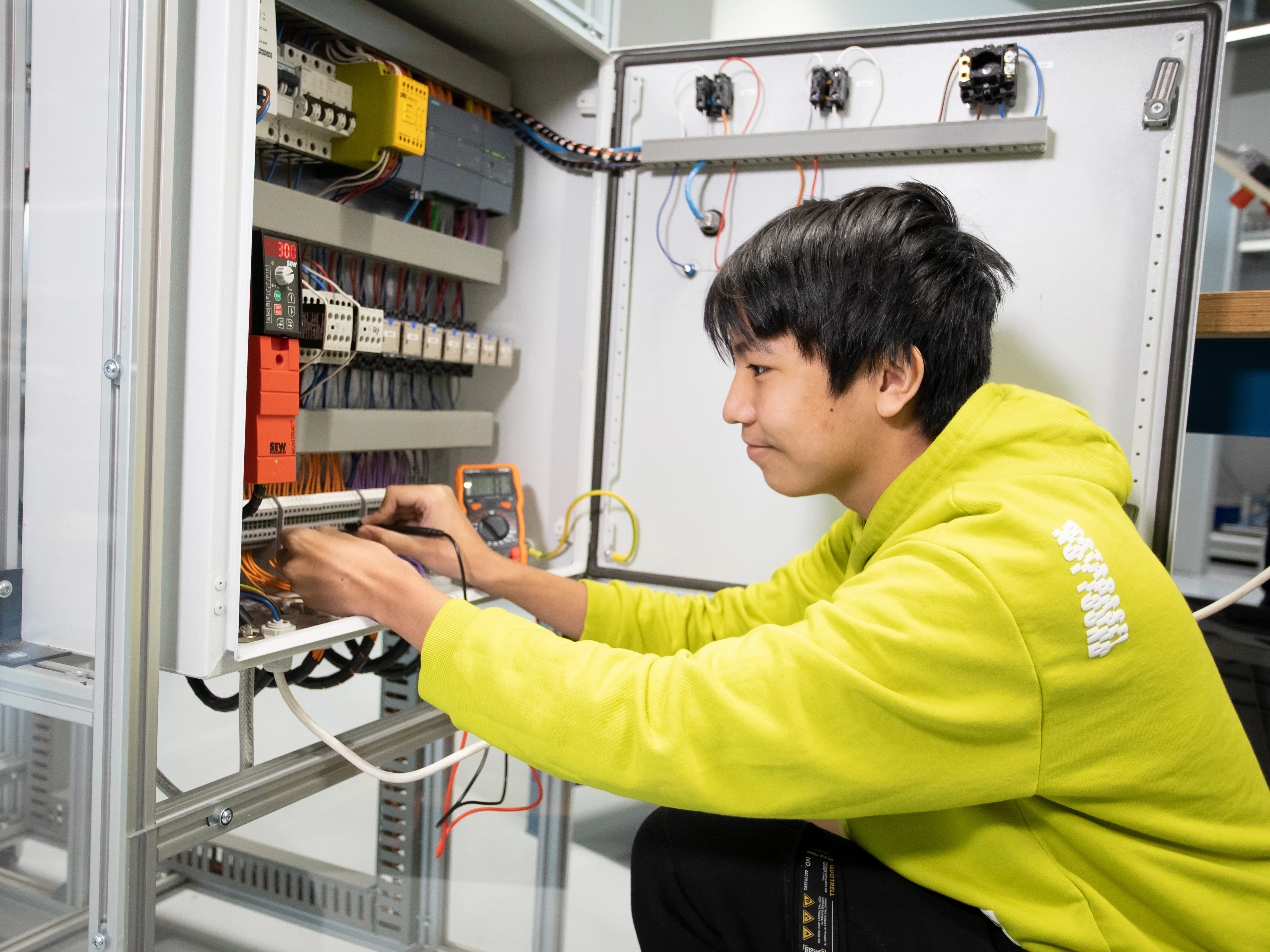 Student houdt kabels vast