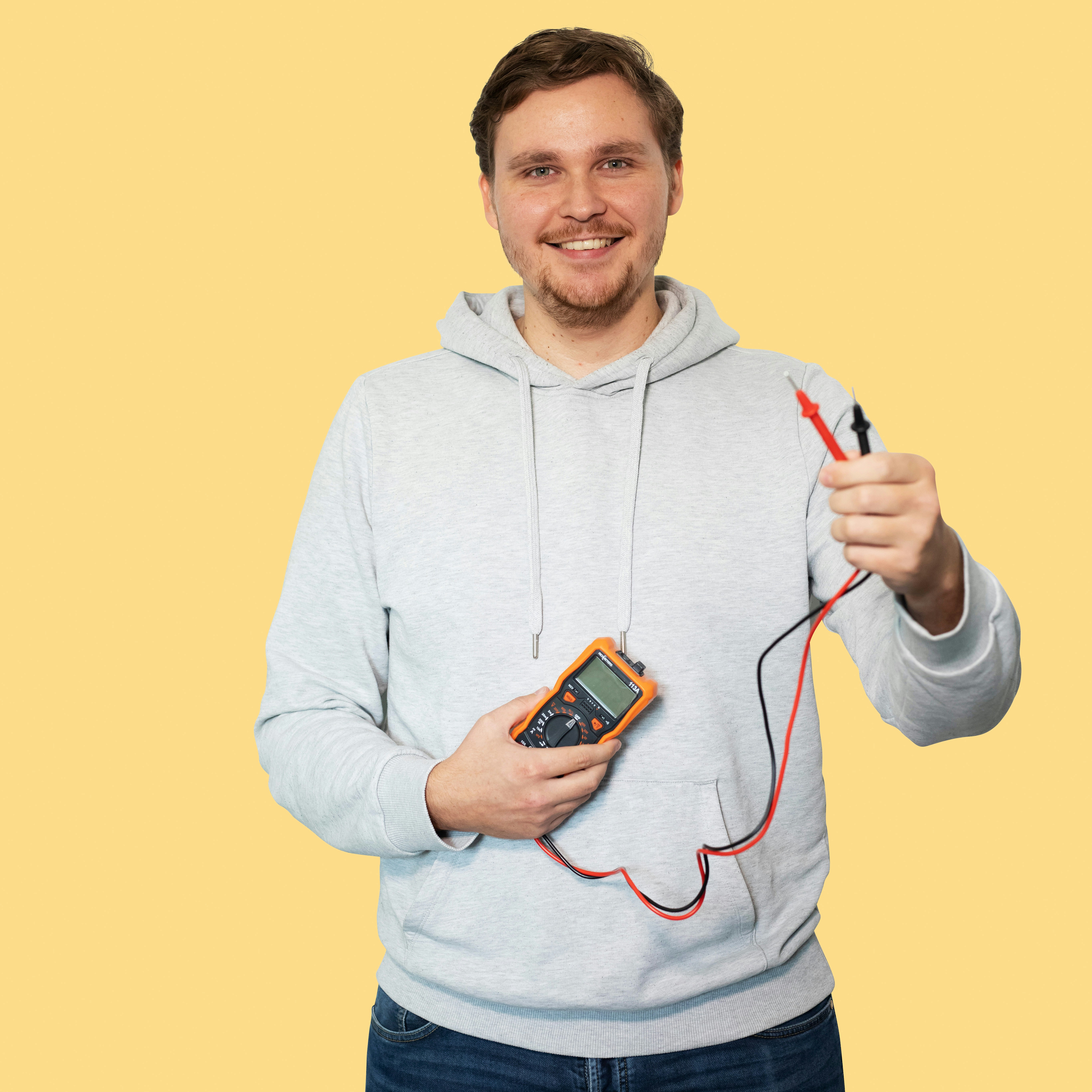 Jongen houdt een tang vast