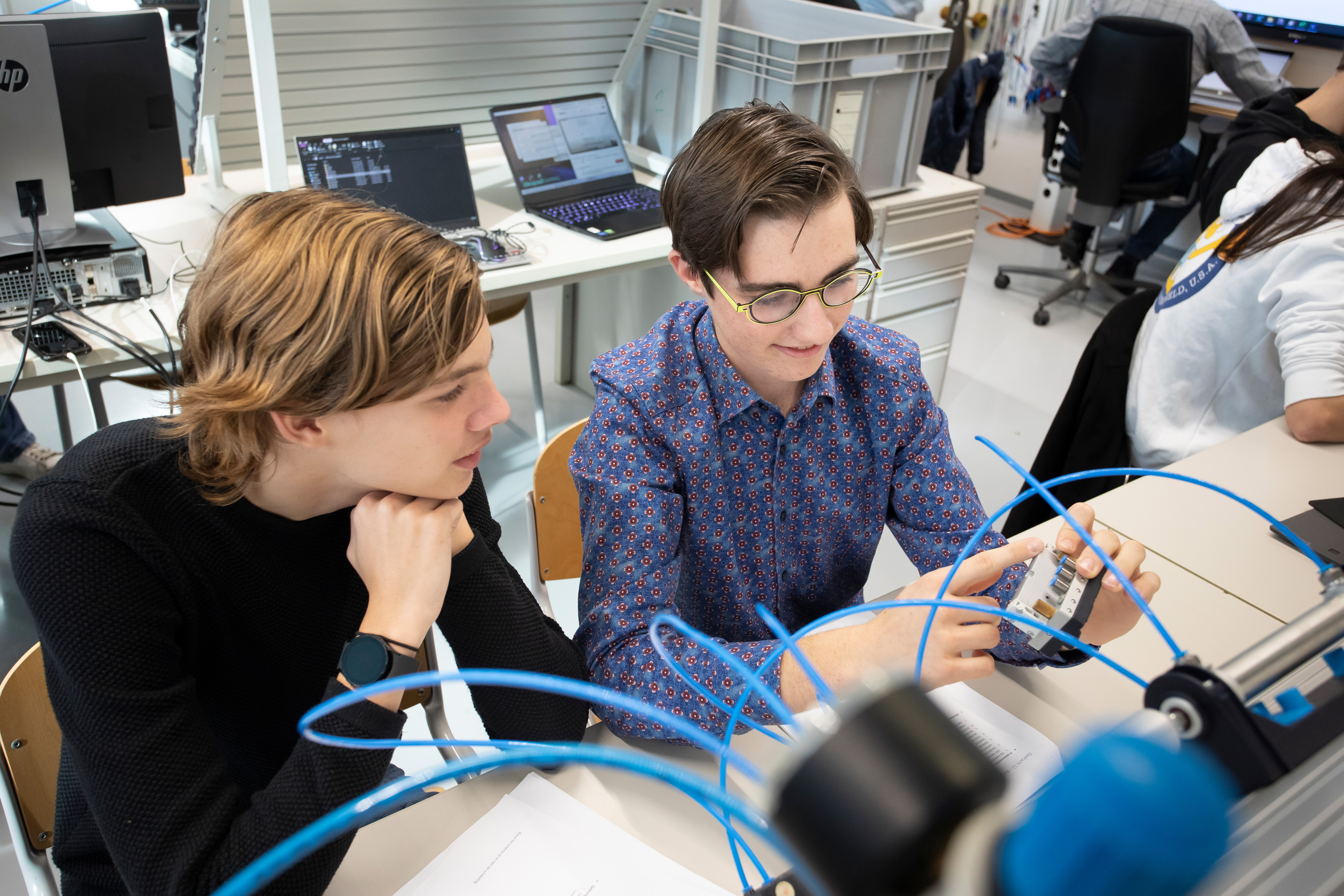 Studenten met kabels in hun hand