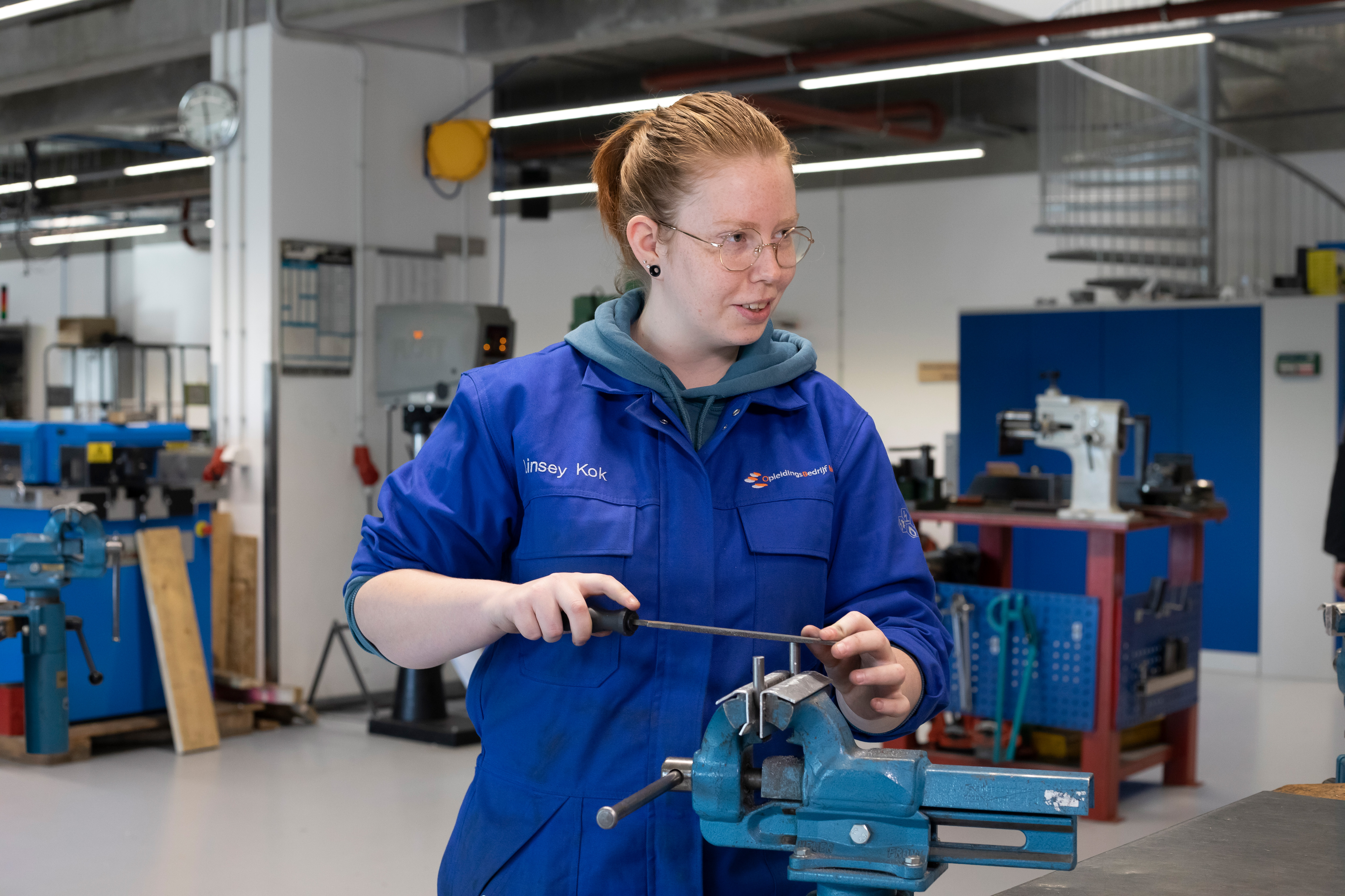 Studente aan werktafel aan het werk
