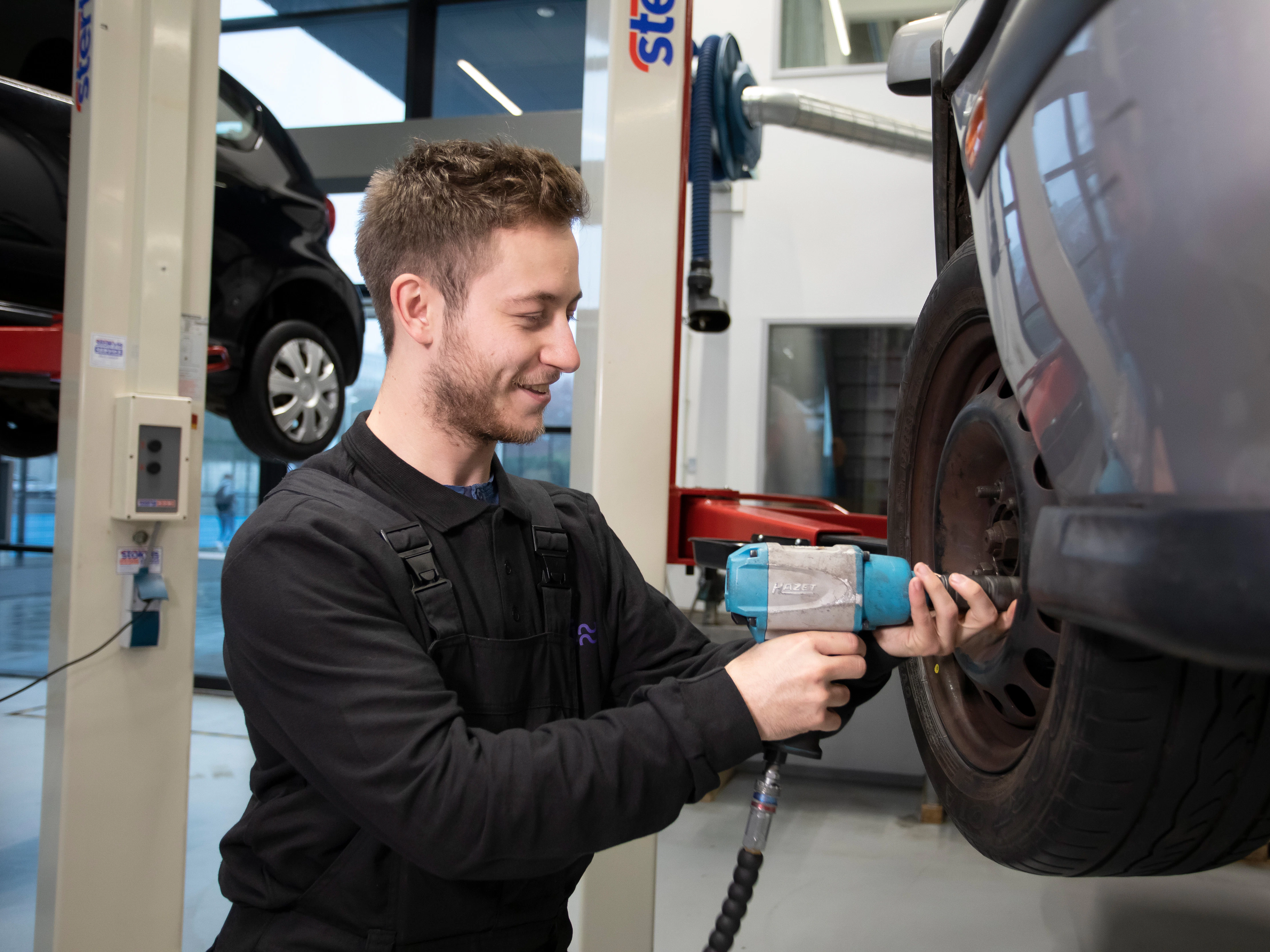 Student is bezig met een wiel van een auto