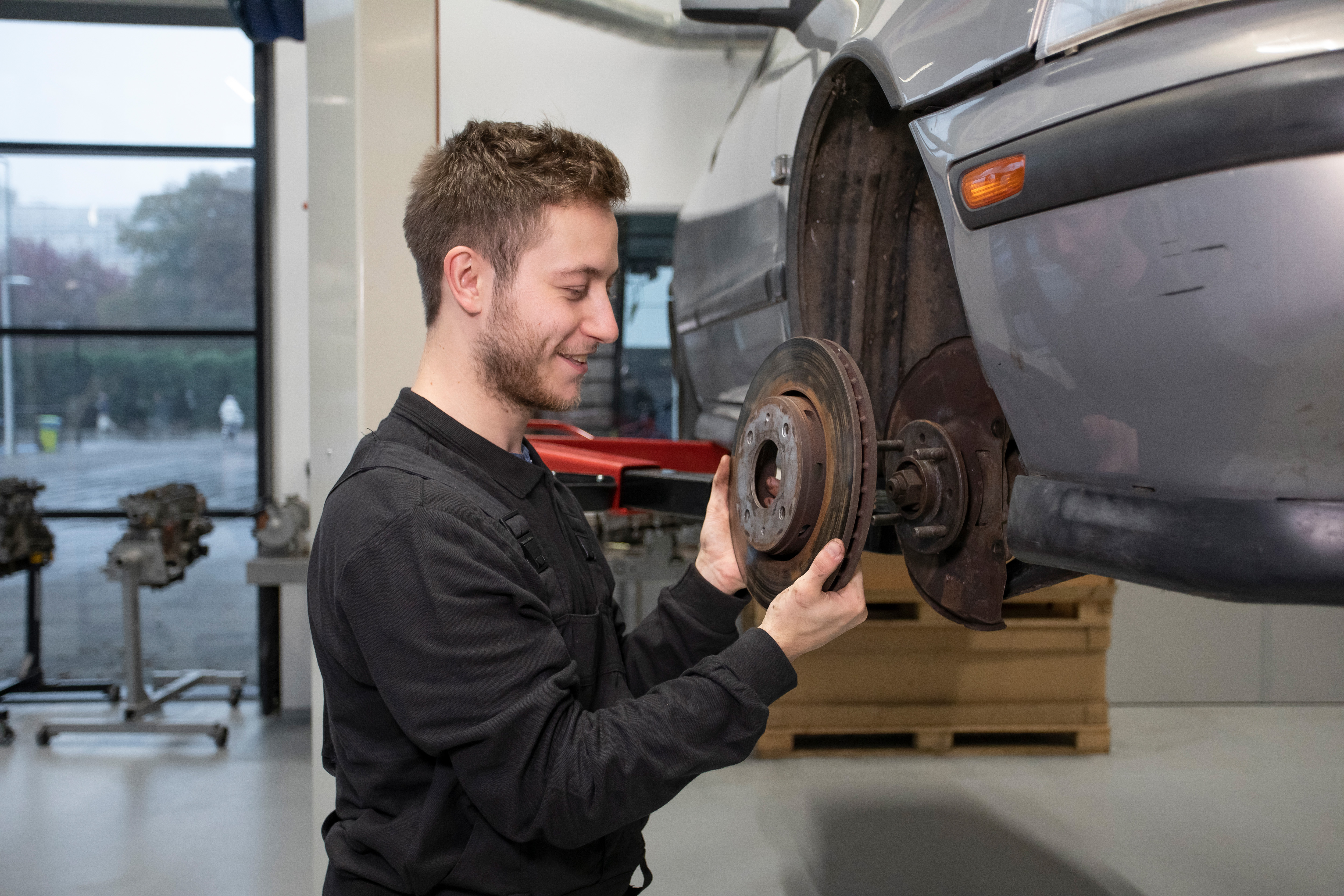 Student is bezig met een wiel van een auto
