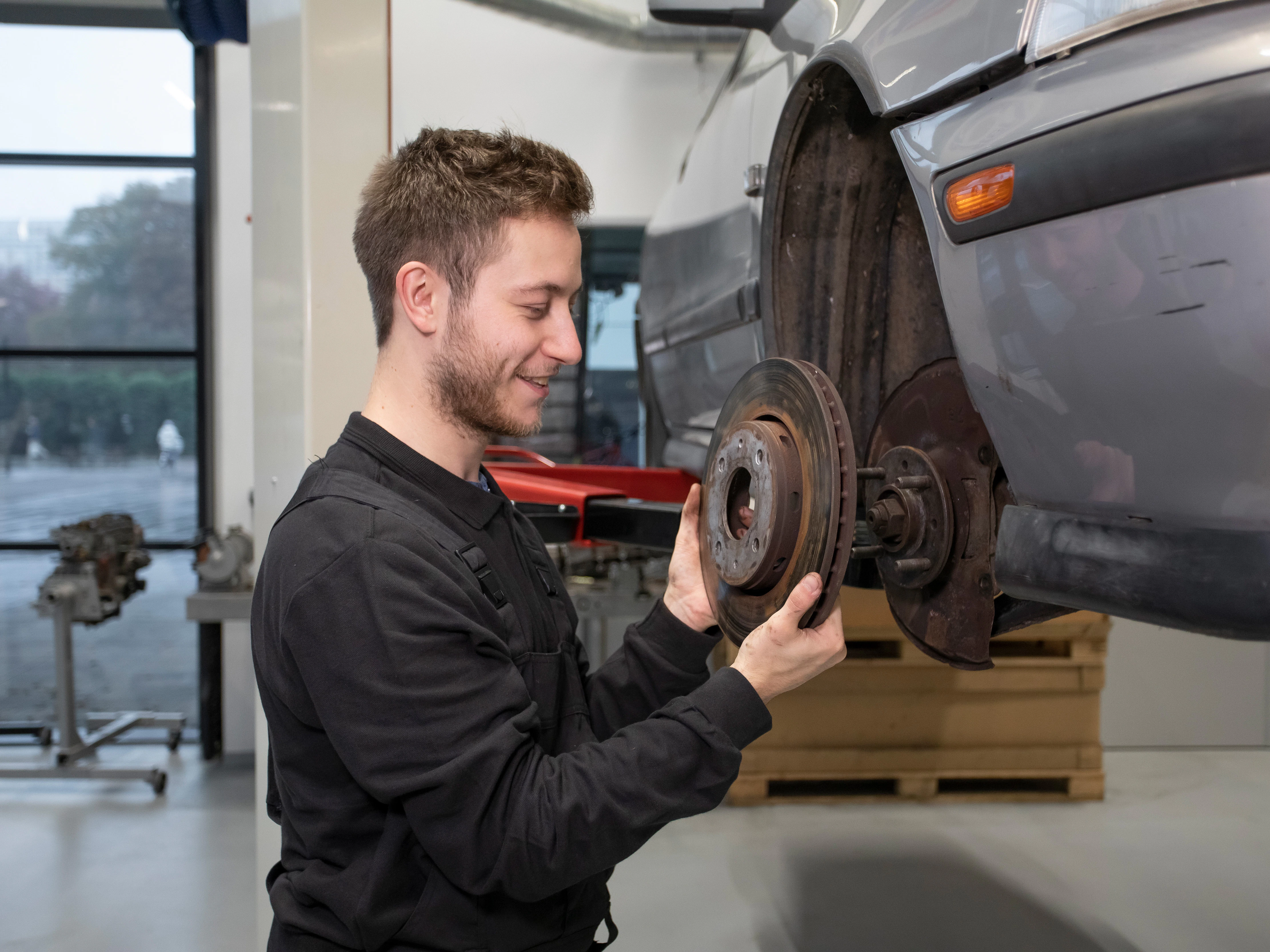 Student is bezig met een wiel van een auto