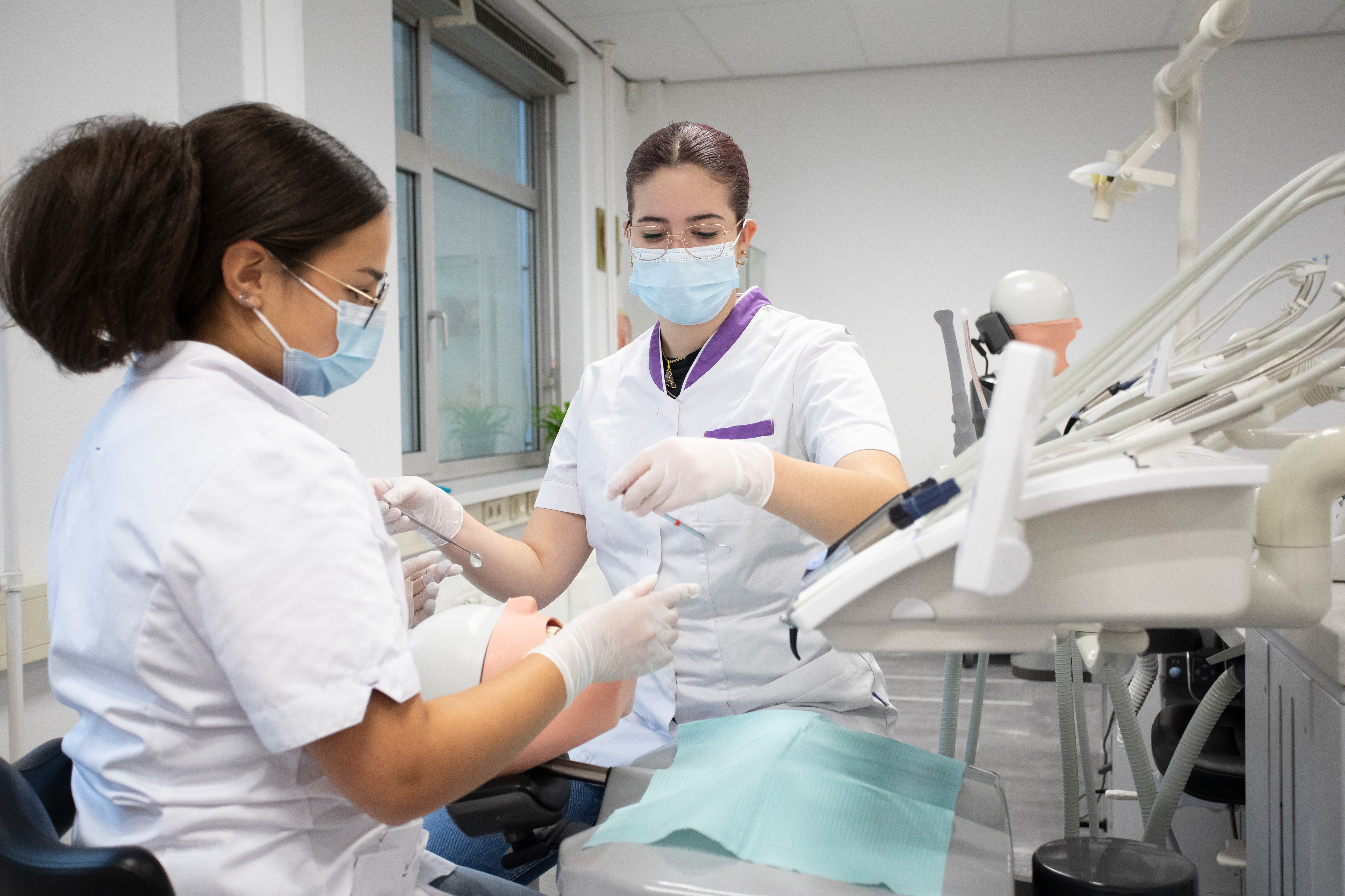 Student zijn bezig met het gebit van een patiënt