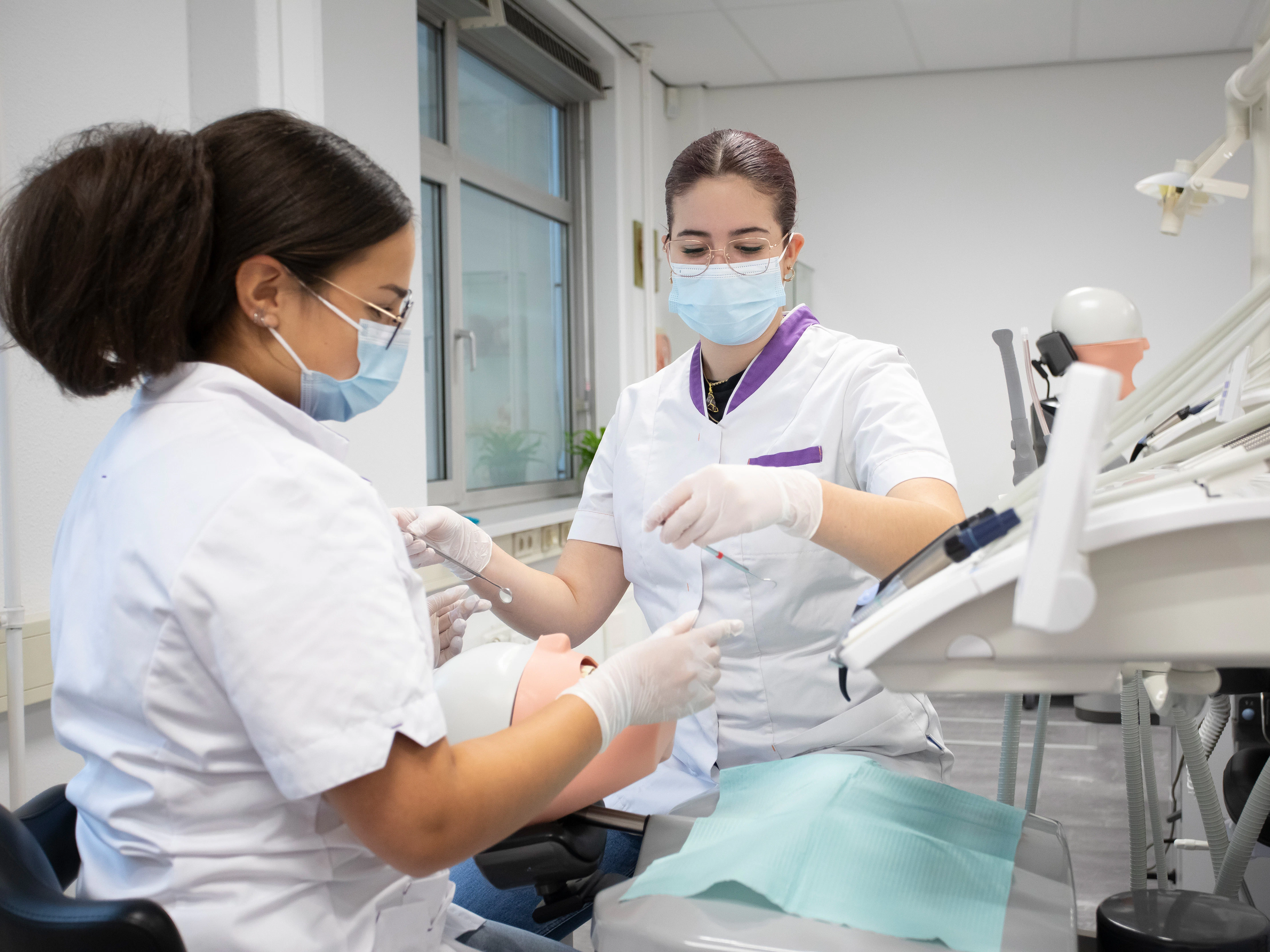 Student zijn bezig met het gebit van een patiënt