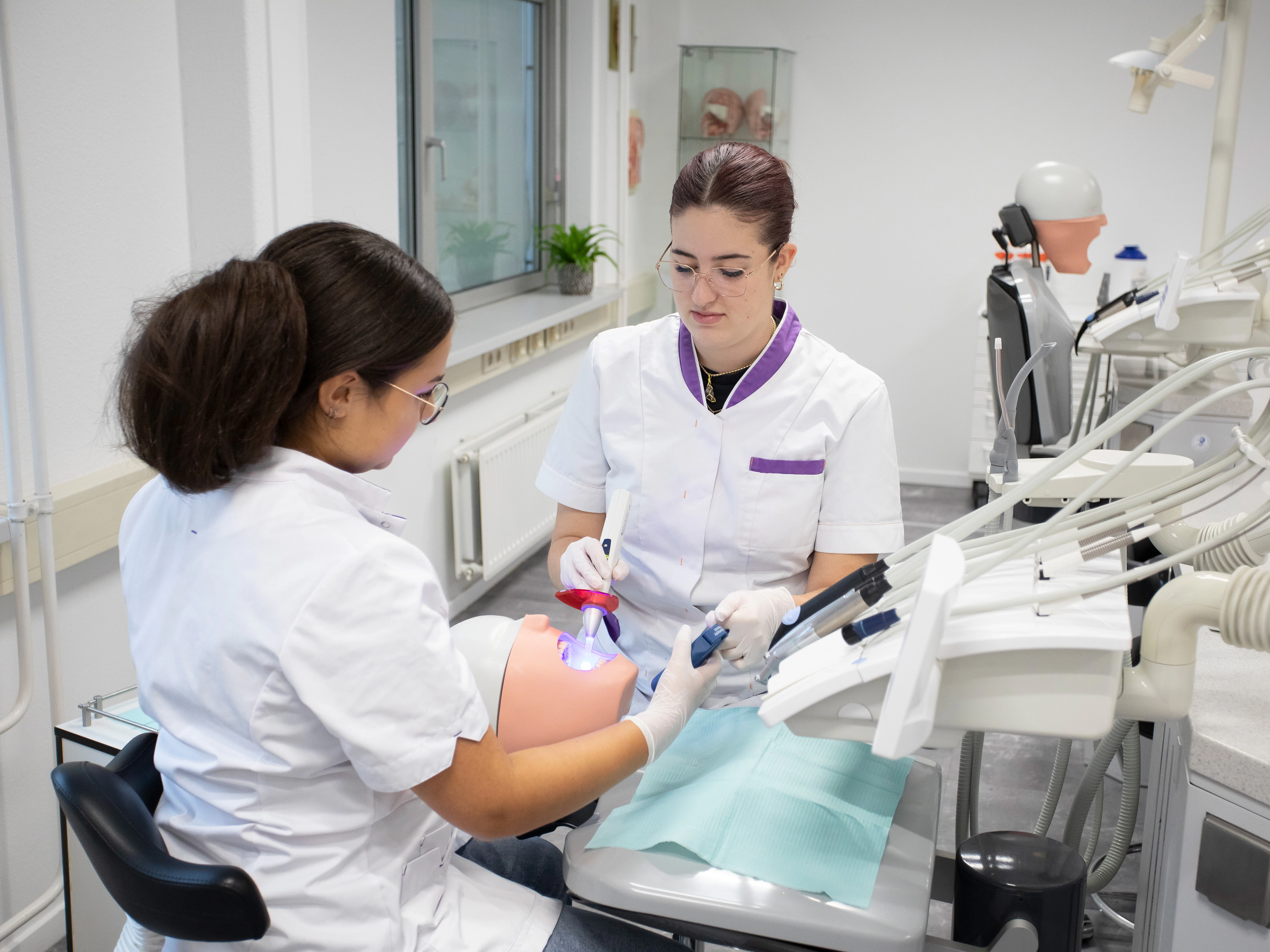 Studenten zijn bezig met het gebit van een patiënt