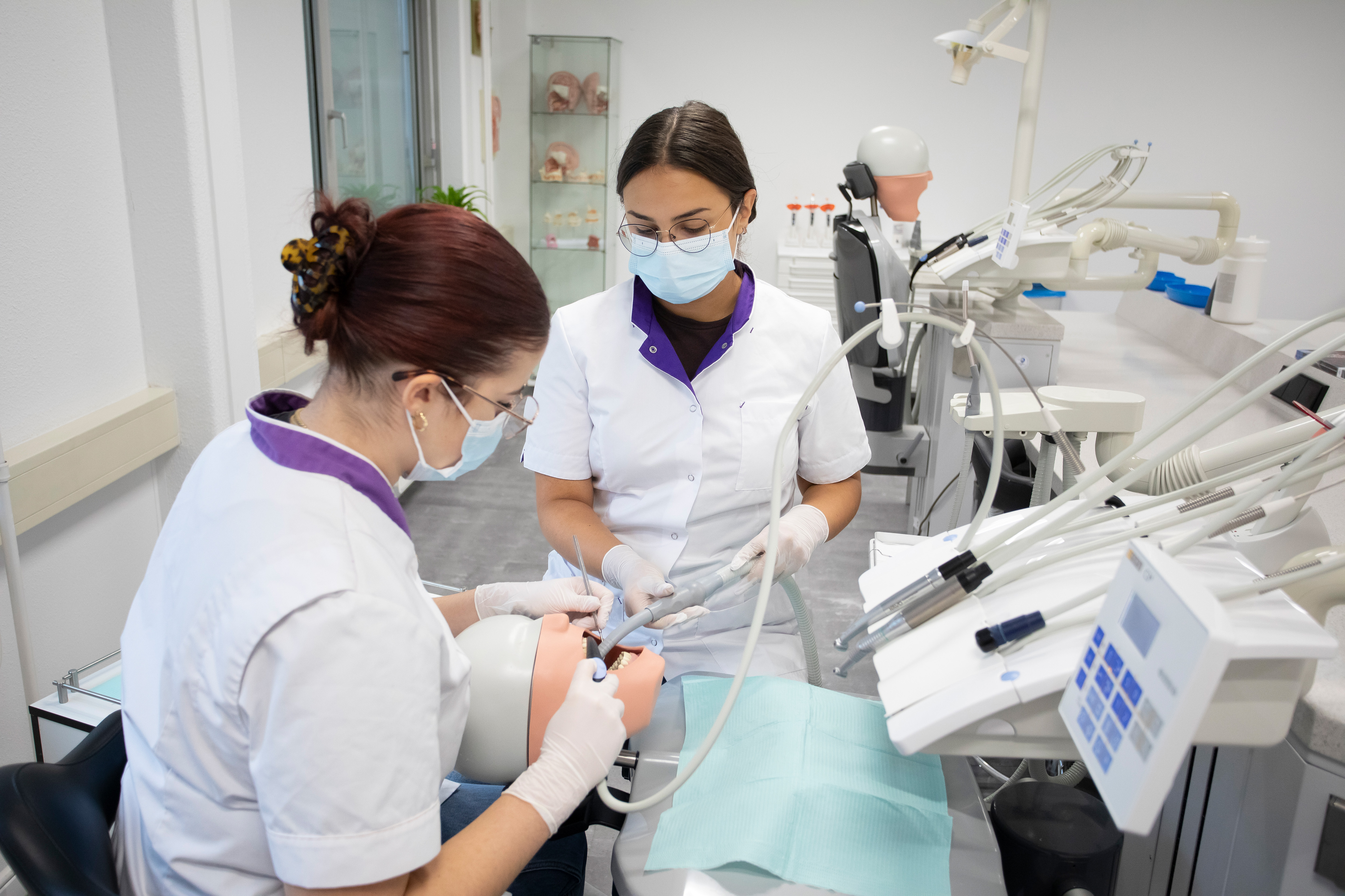 Twee studenten zijn bezig met het gebit van een patiënt