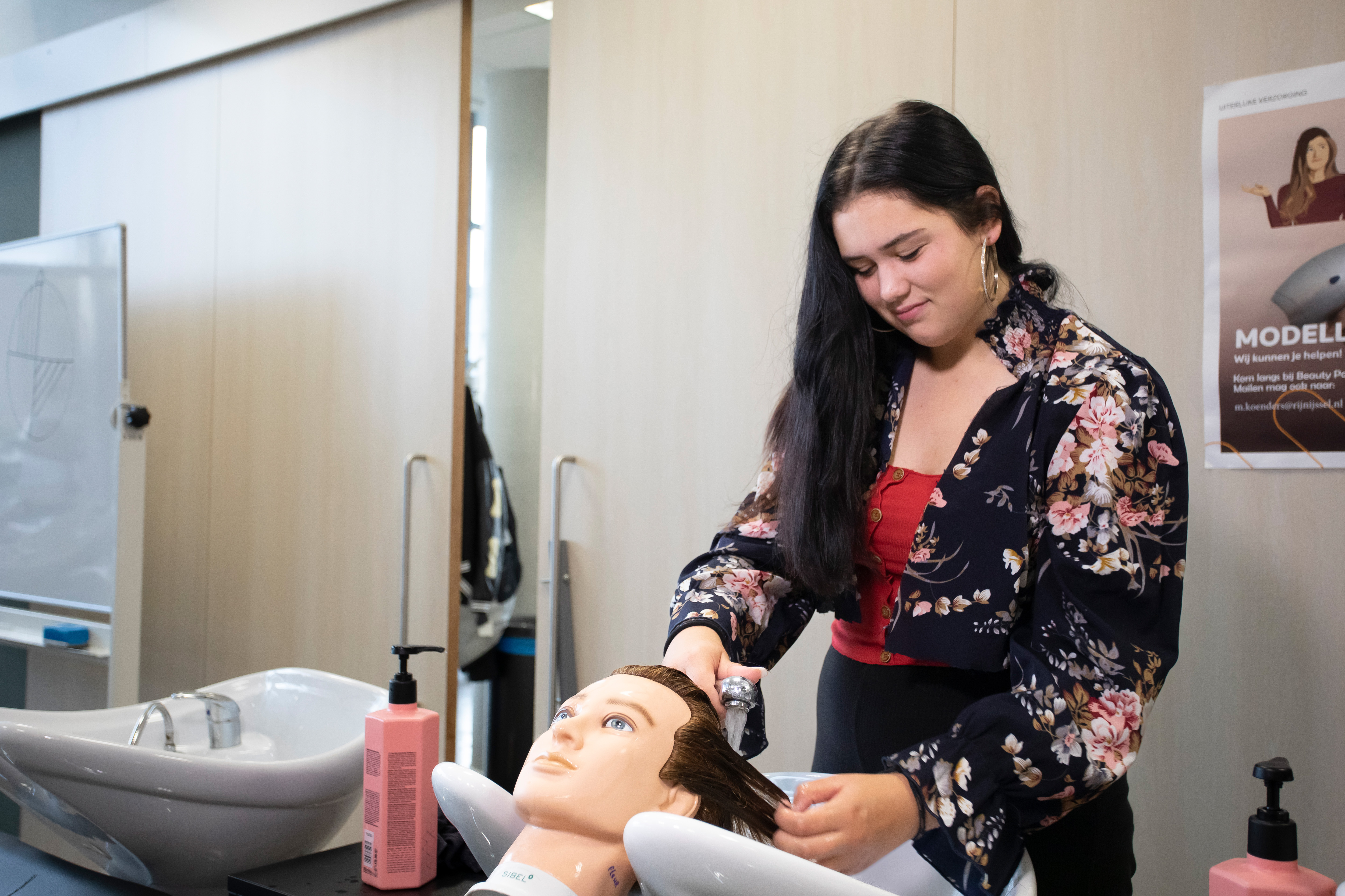 Student wast het haar van een pop