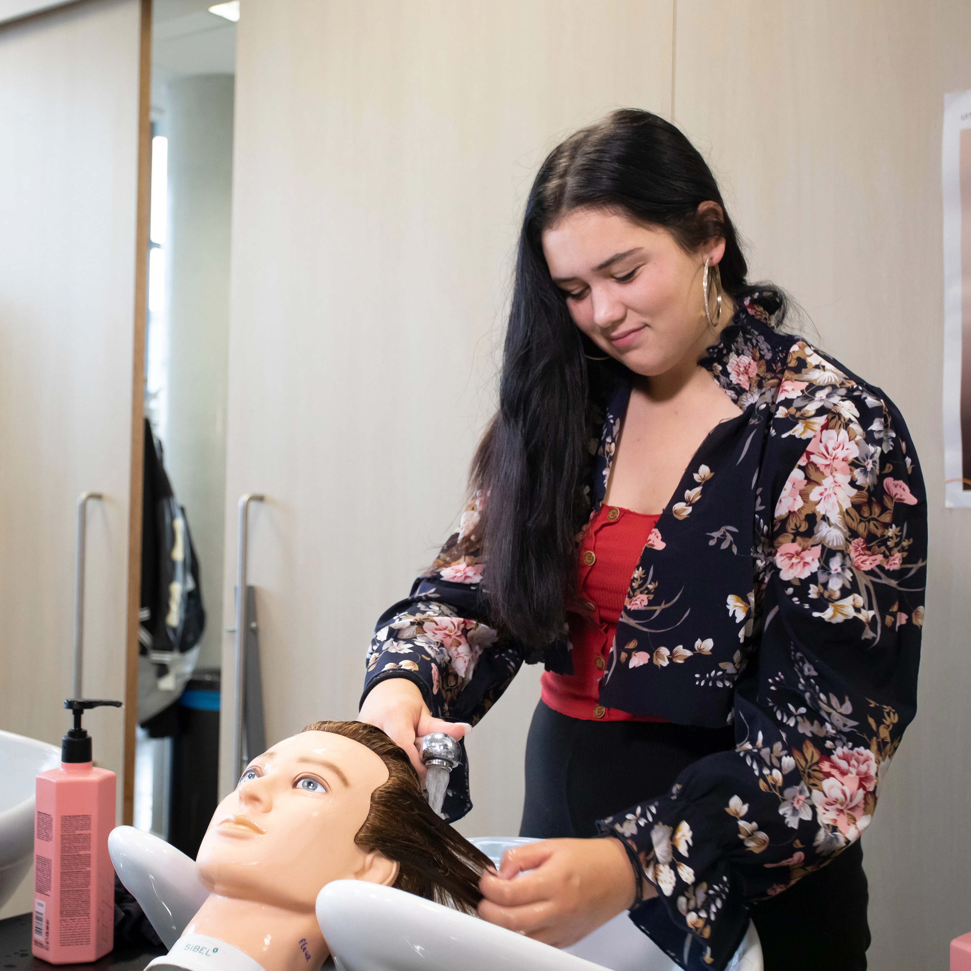Student wast het haar van een pop