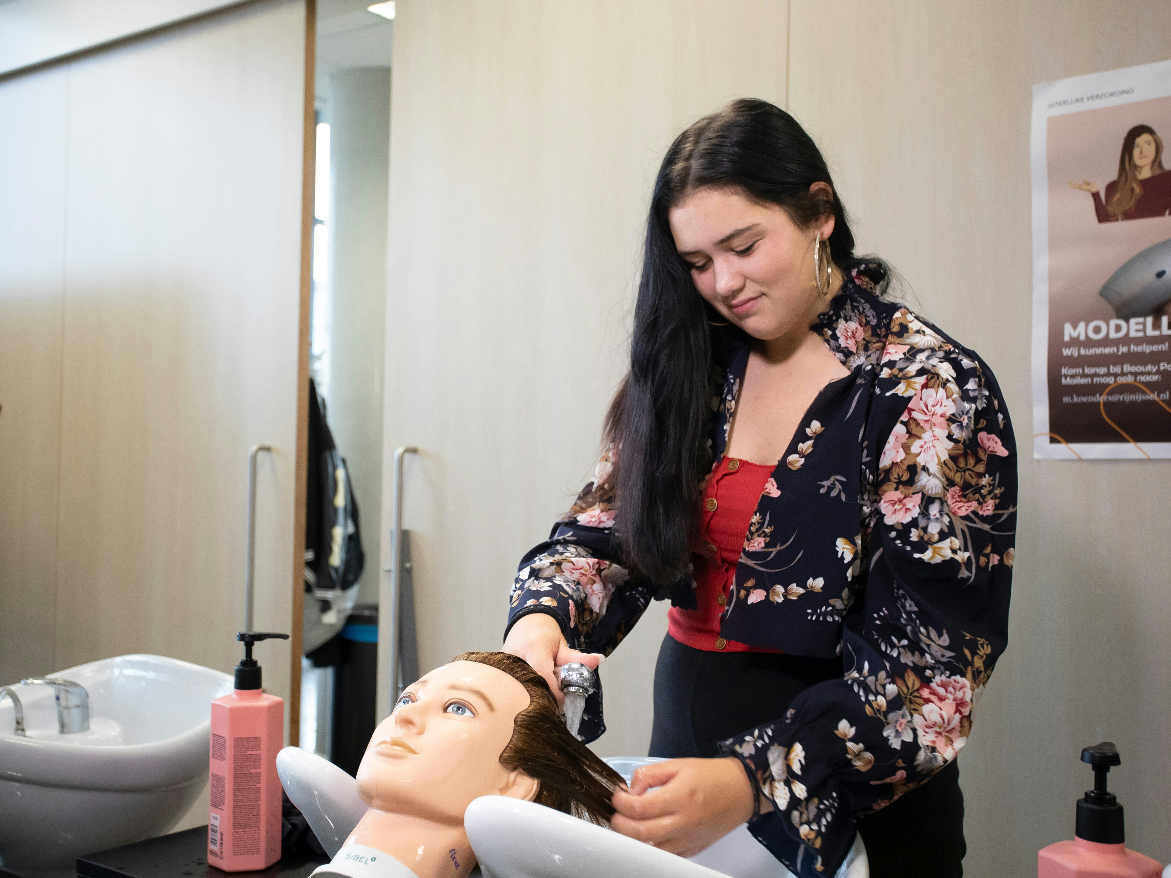 Student wast het haar van een pop