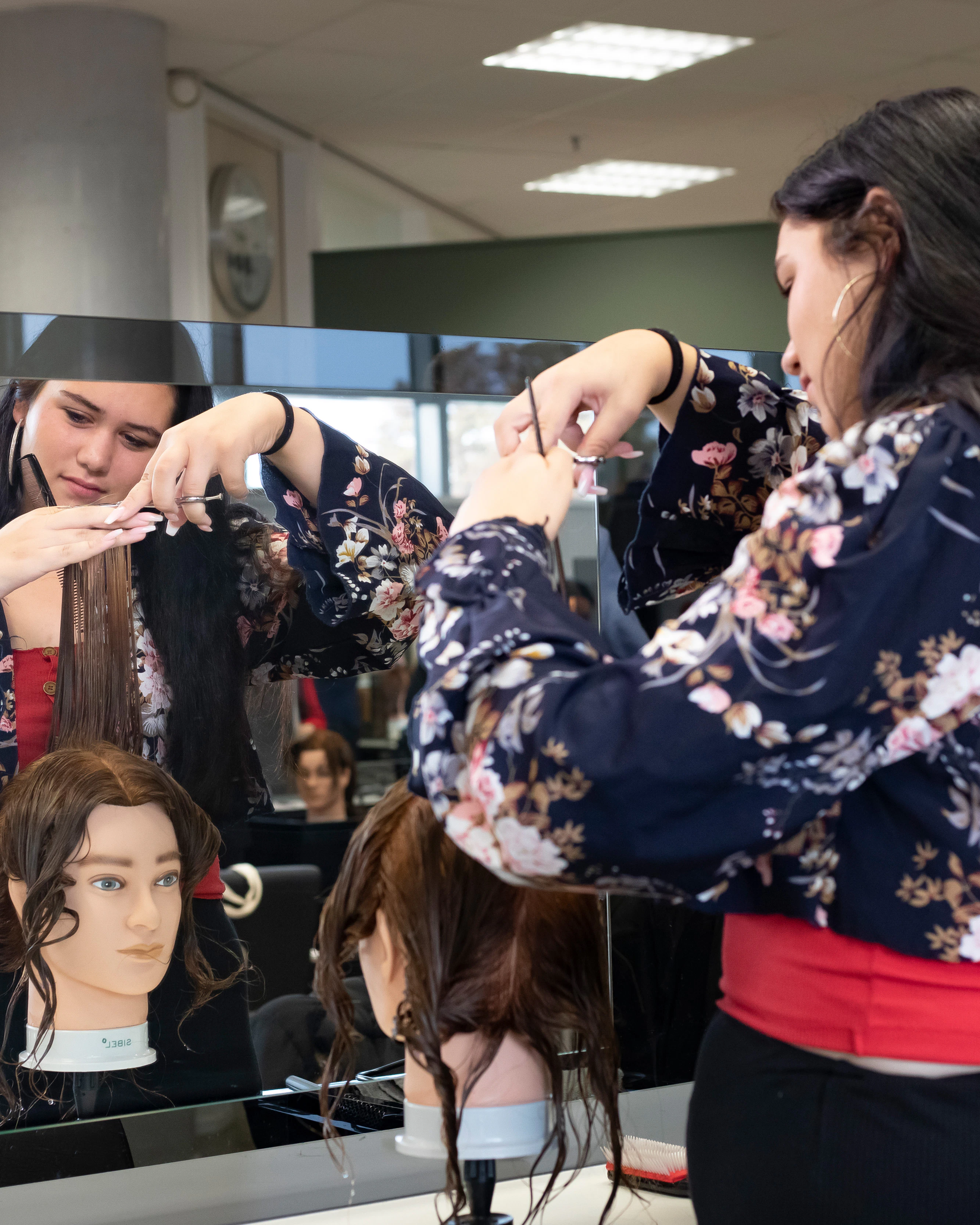 Student knipt een paspop