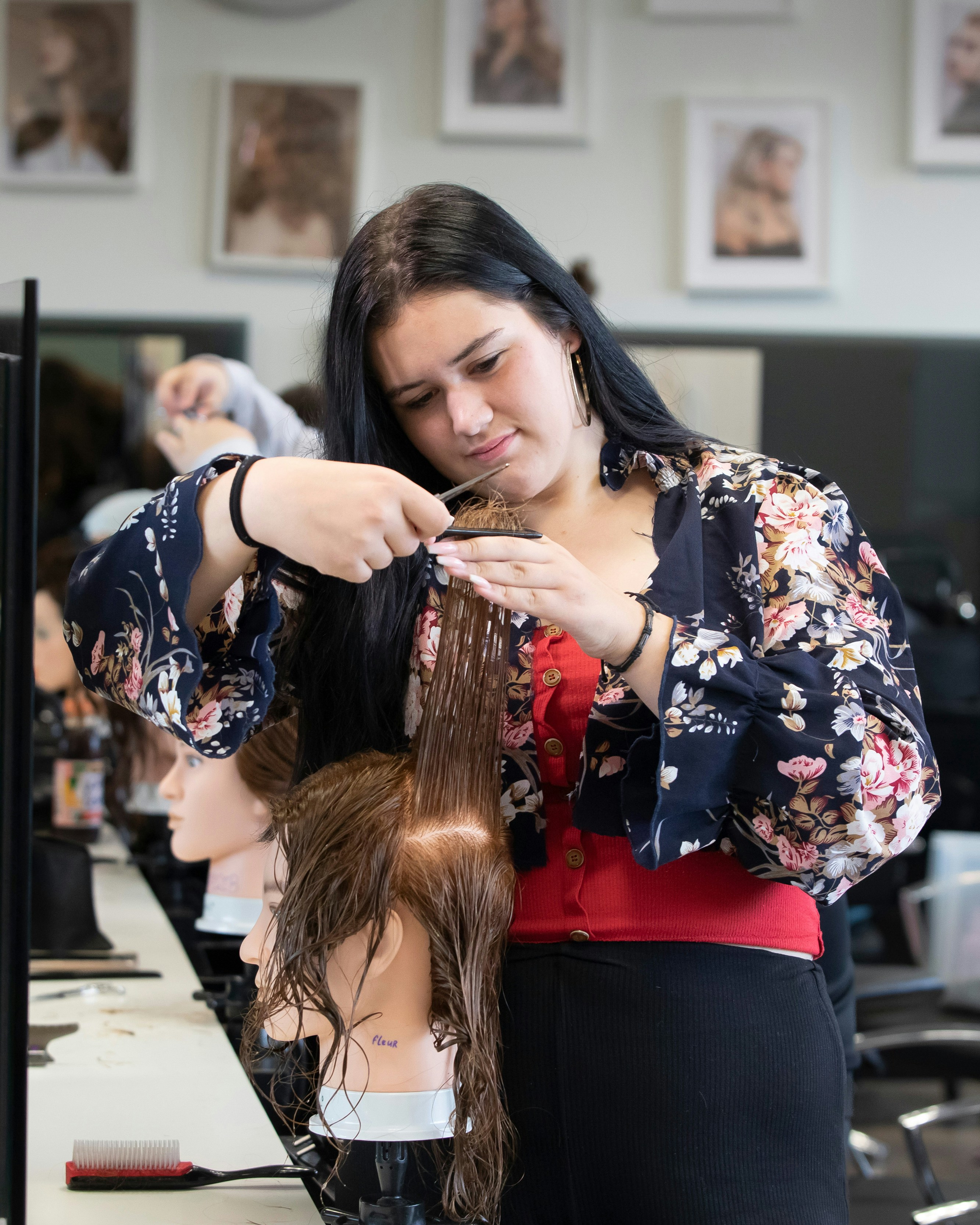 Student knipt een paspop