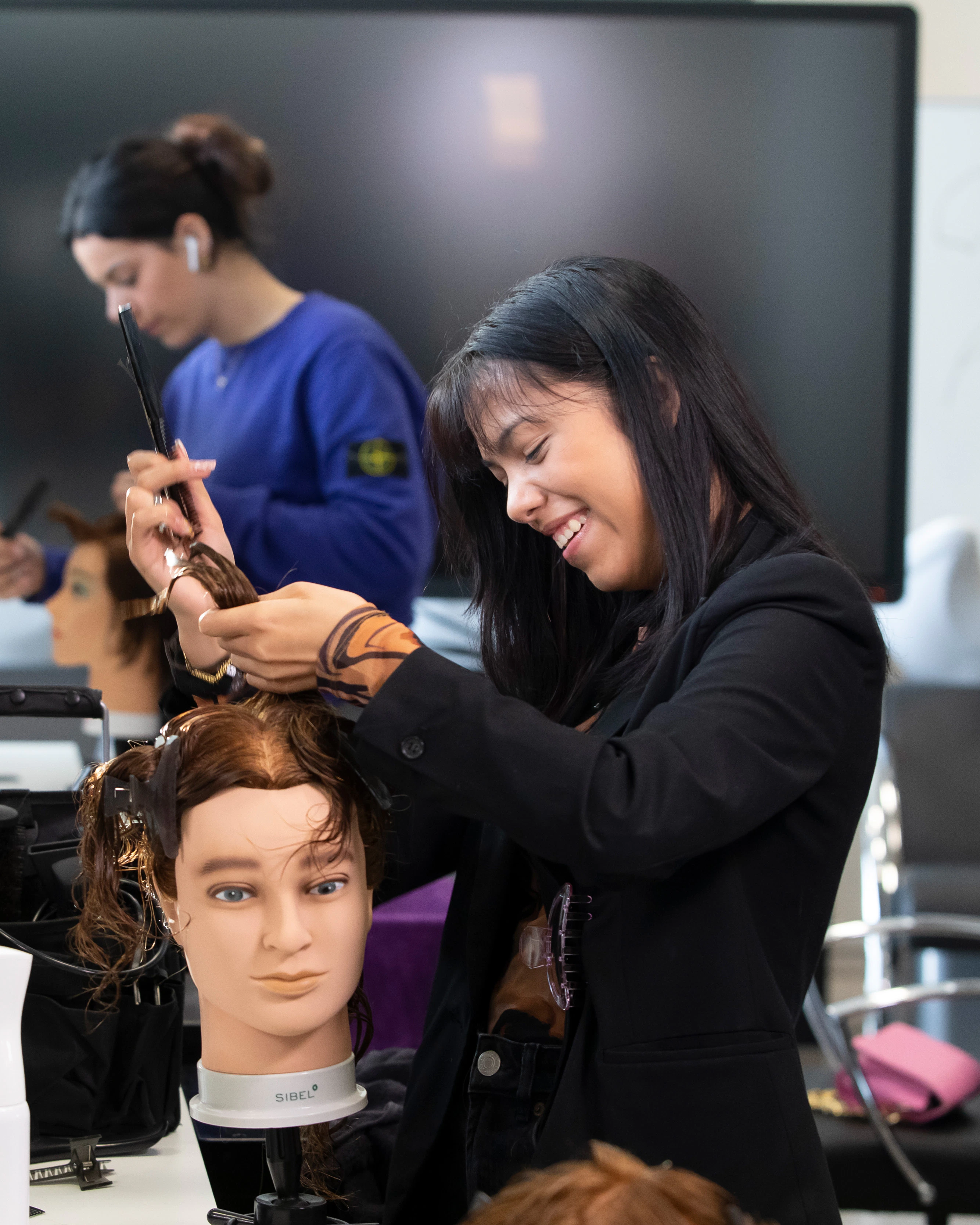 Student knipt een paspop