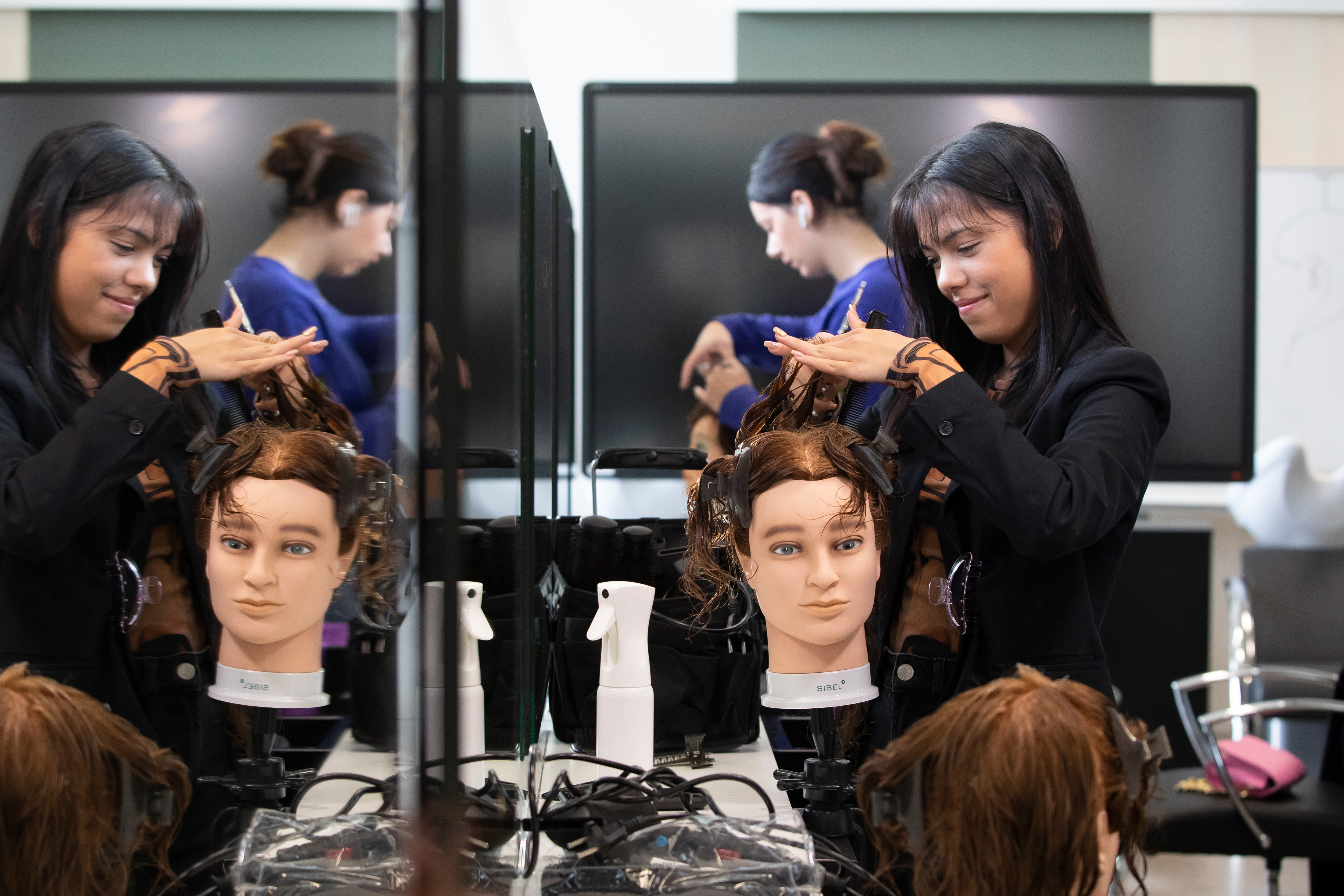 Student knipt een paspop