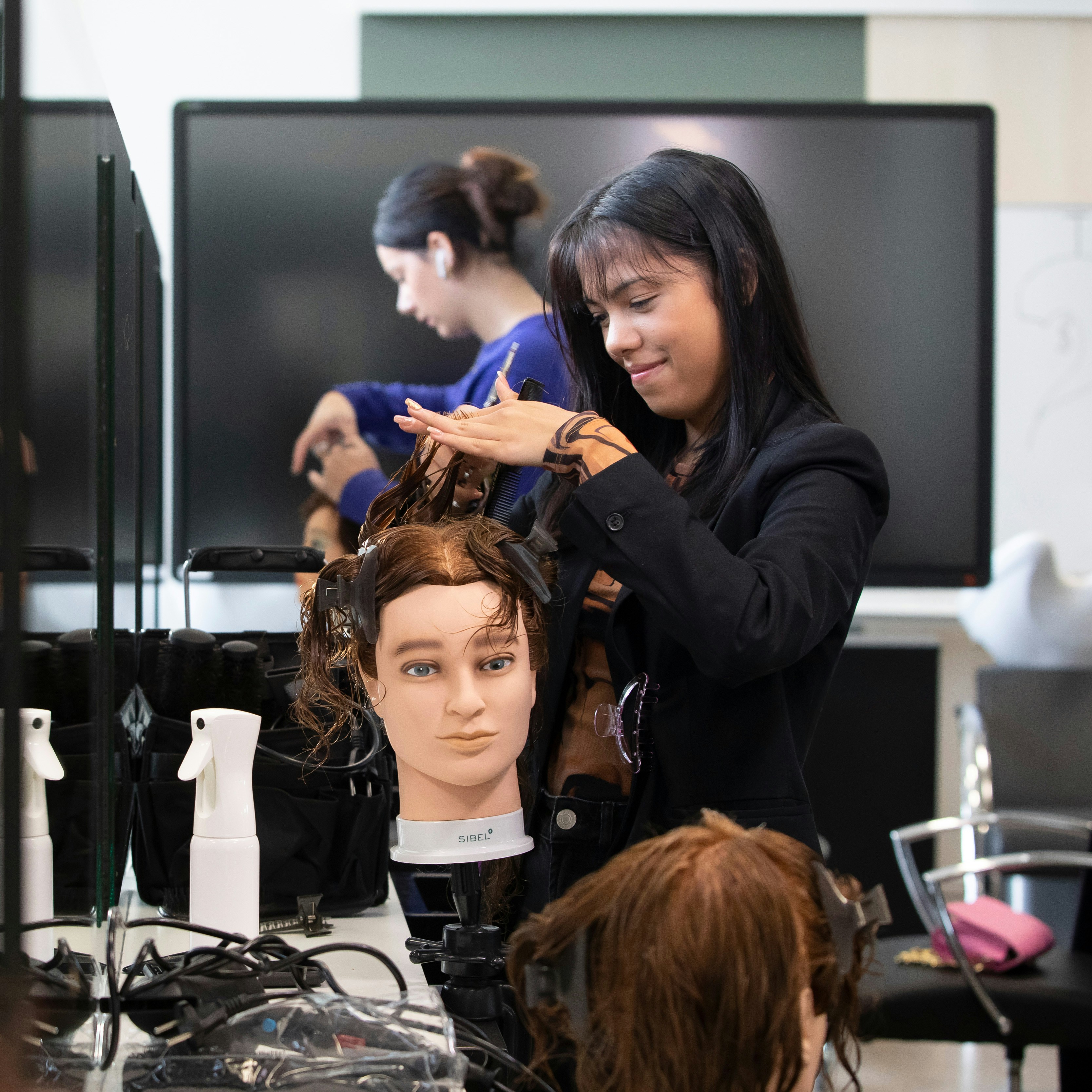 Student knipt een paspop