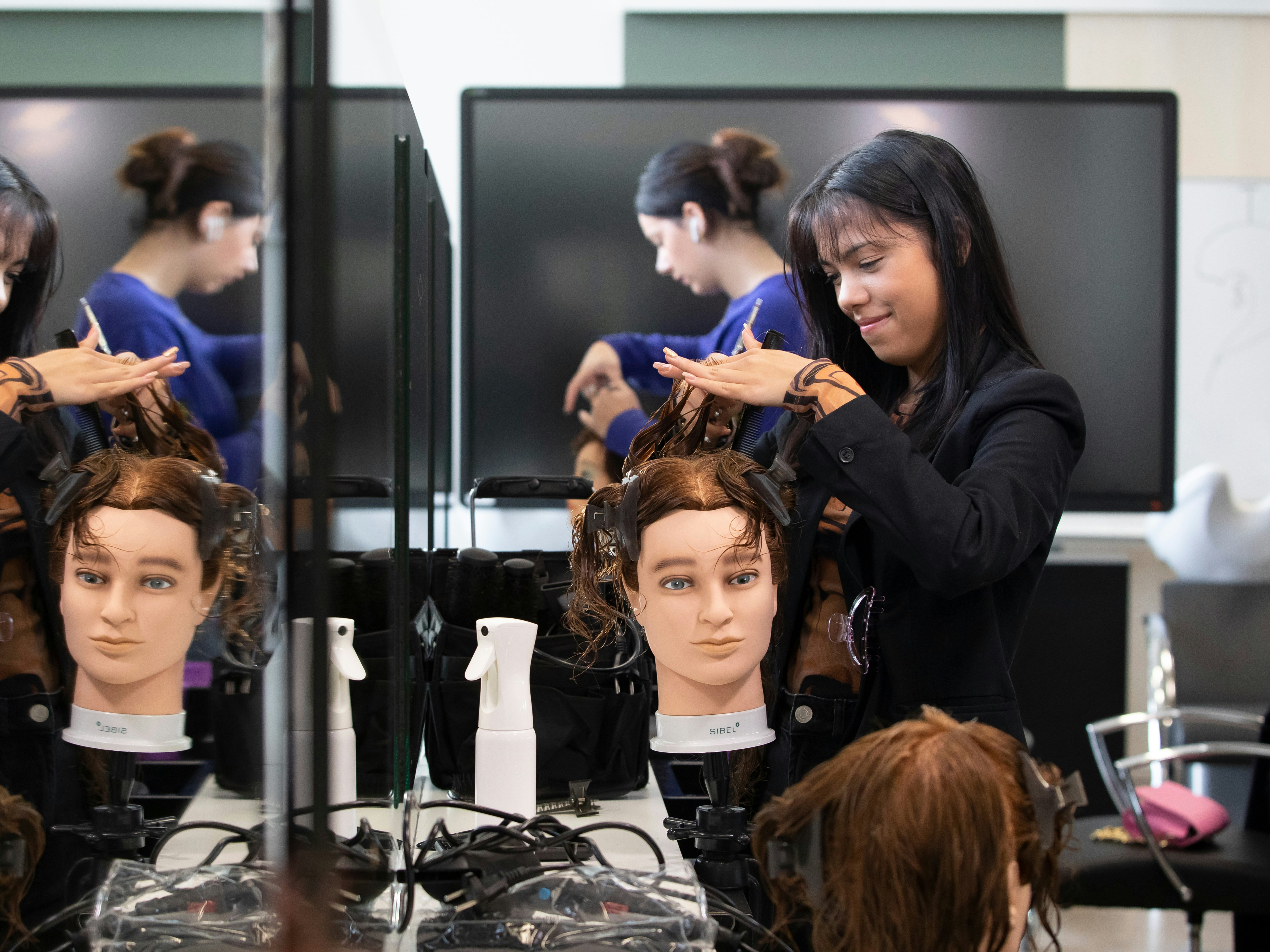 Student knipt een paspop