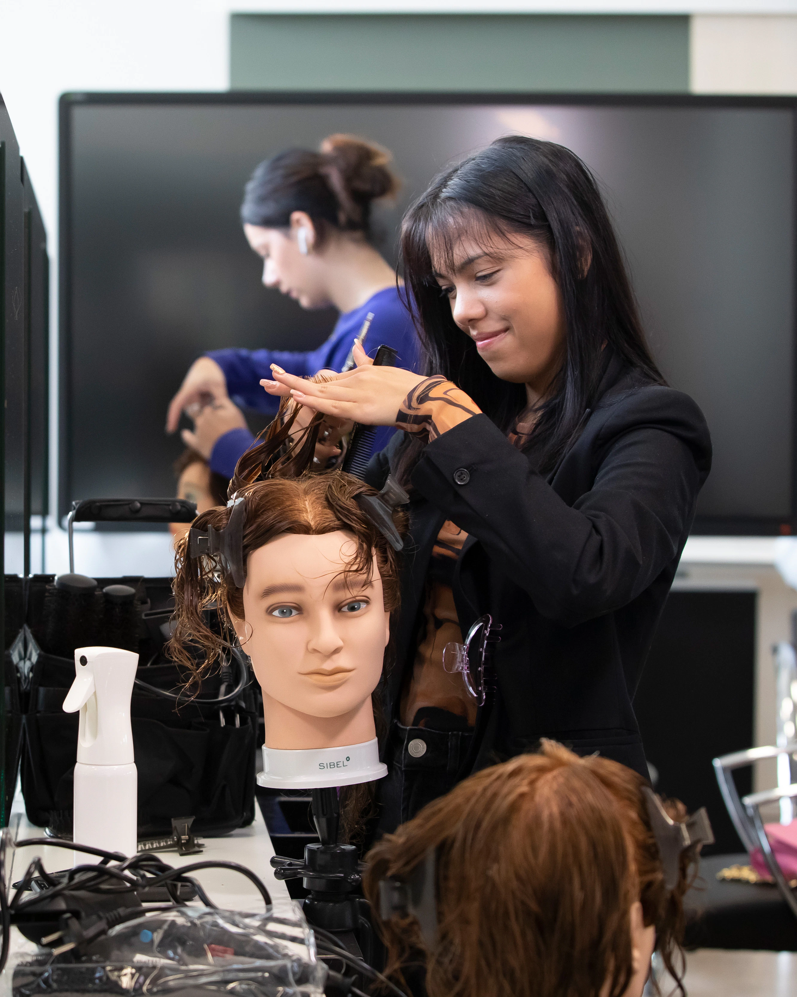 Student knipt een paspop