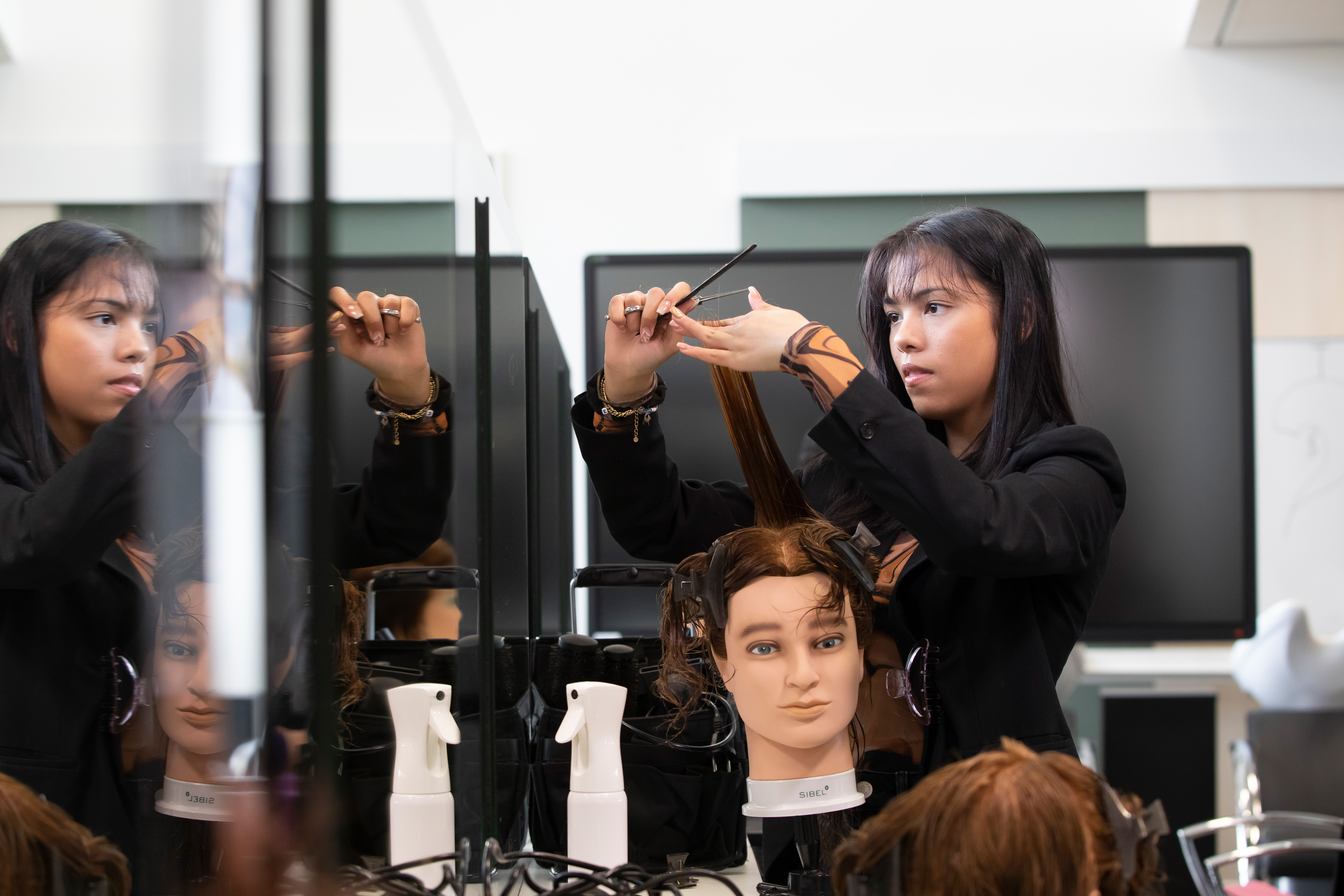 Student knipt een paspop