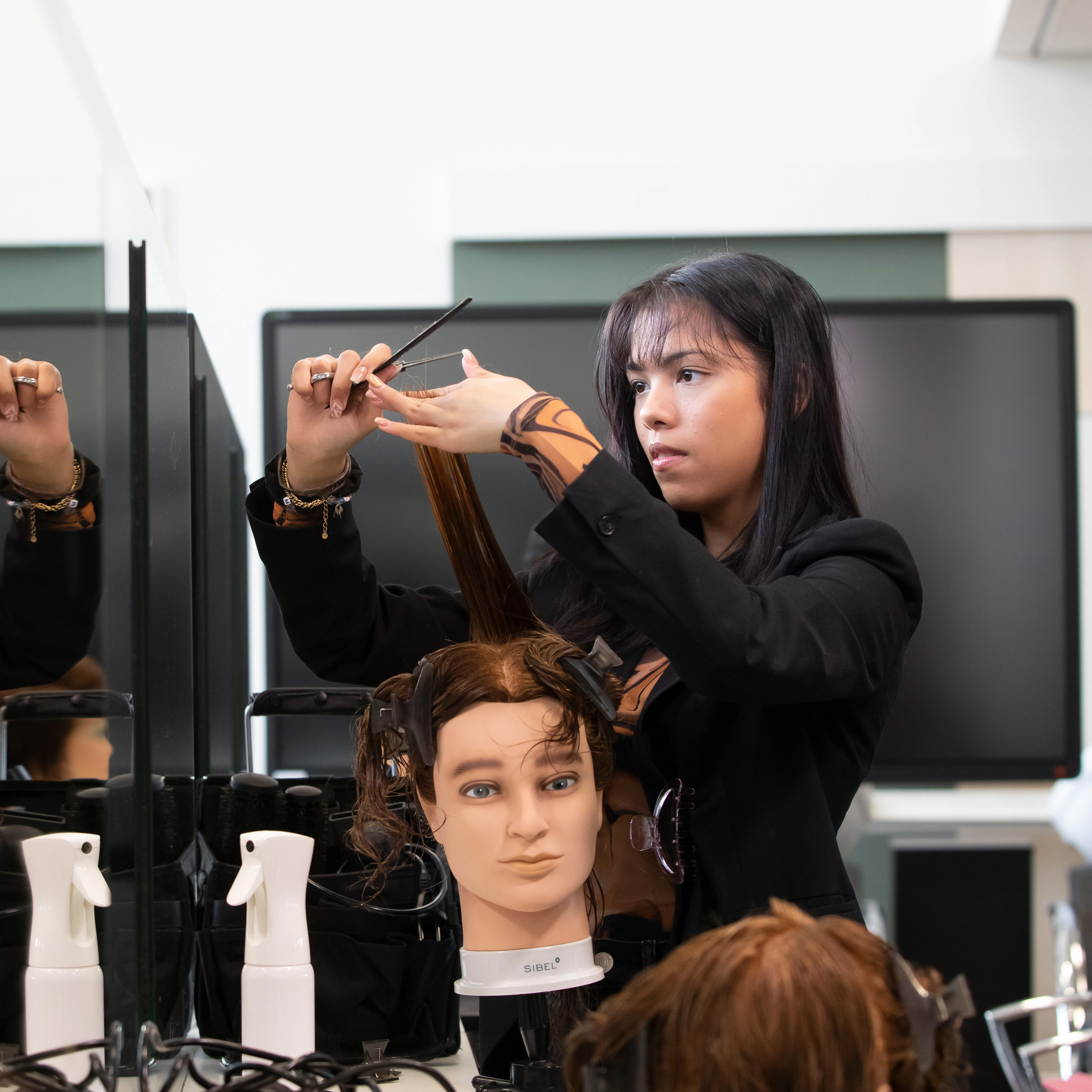 Student knipt een paspop