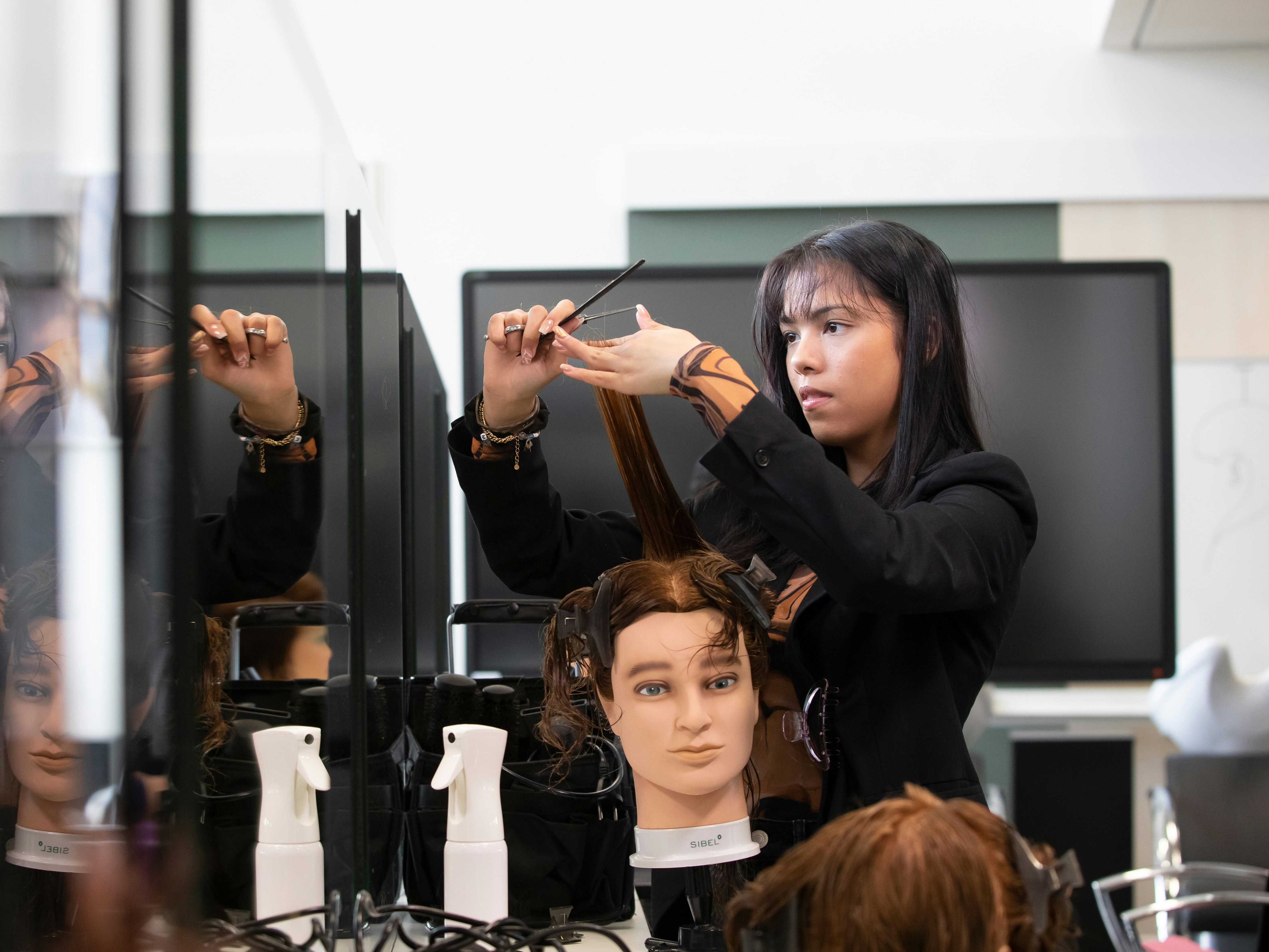 Student knipt een paspop