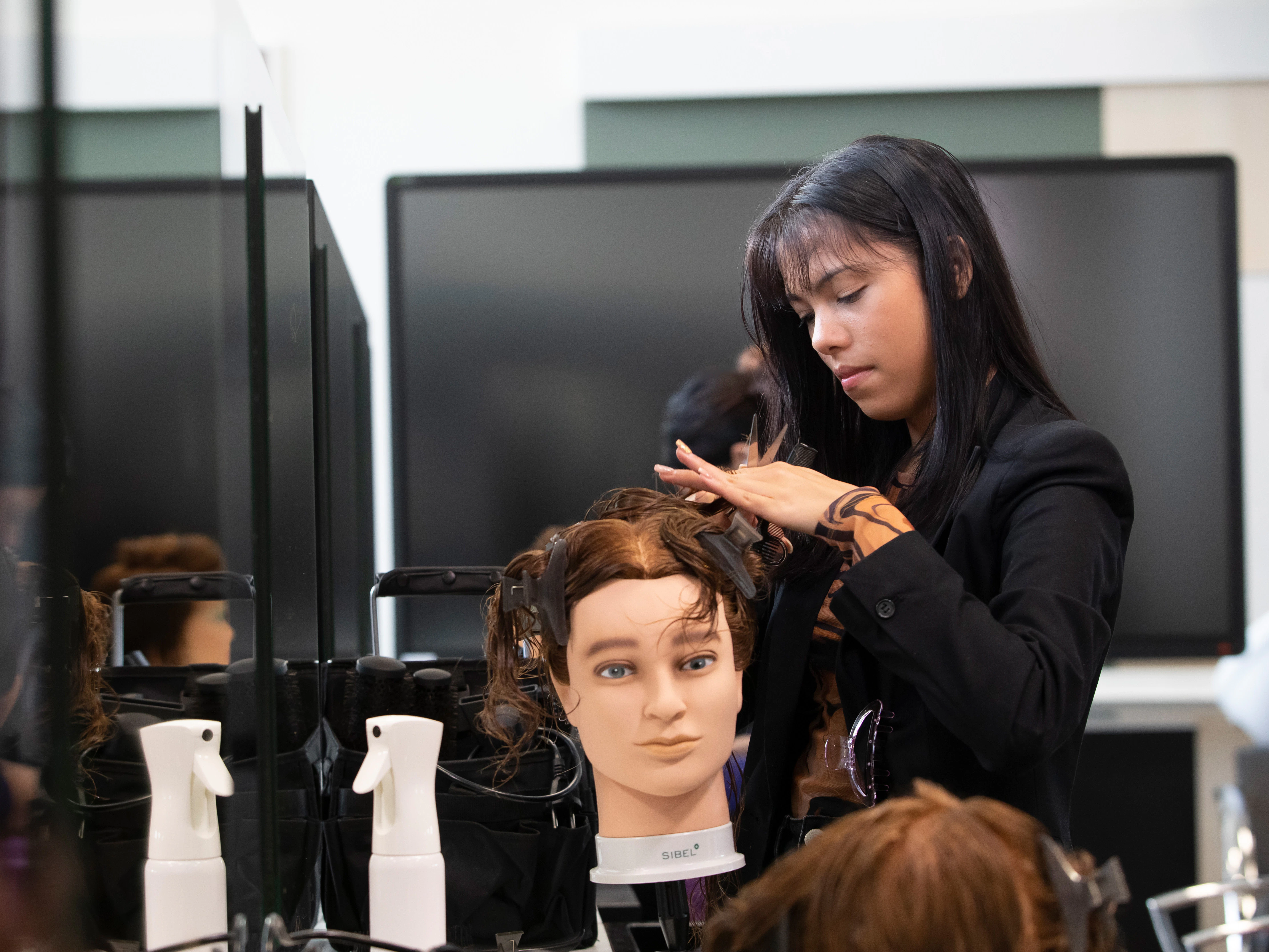 Student knipt een paspop