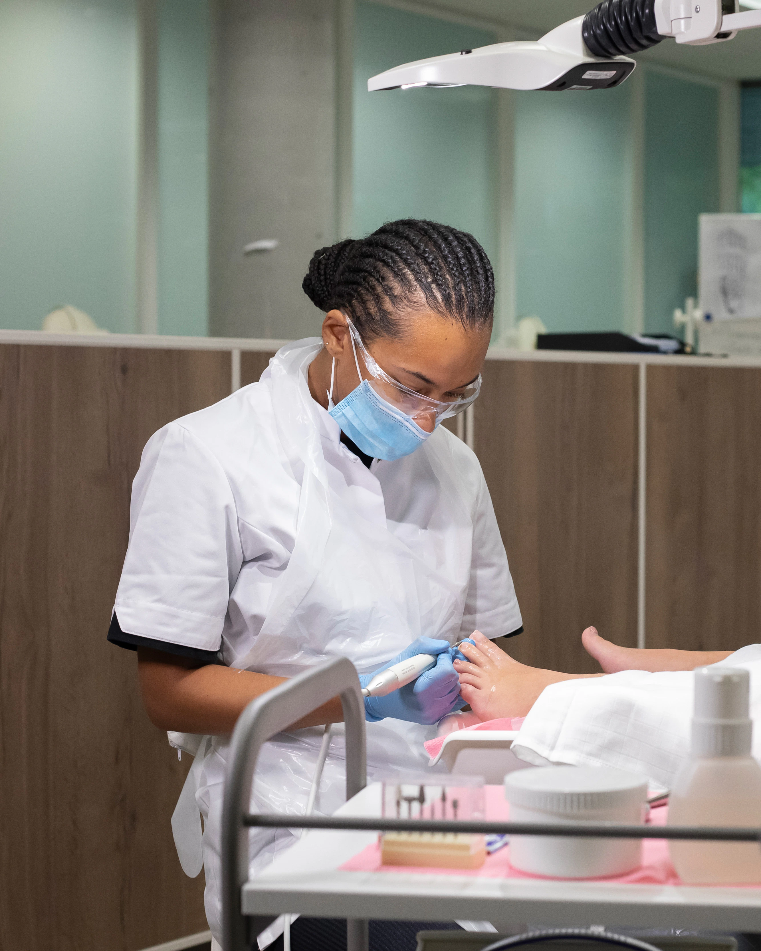 Student is bezig met nagels van iemand